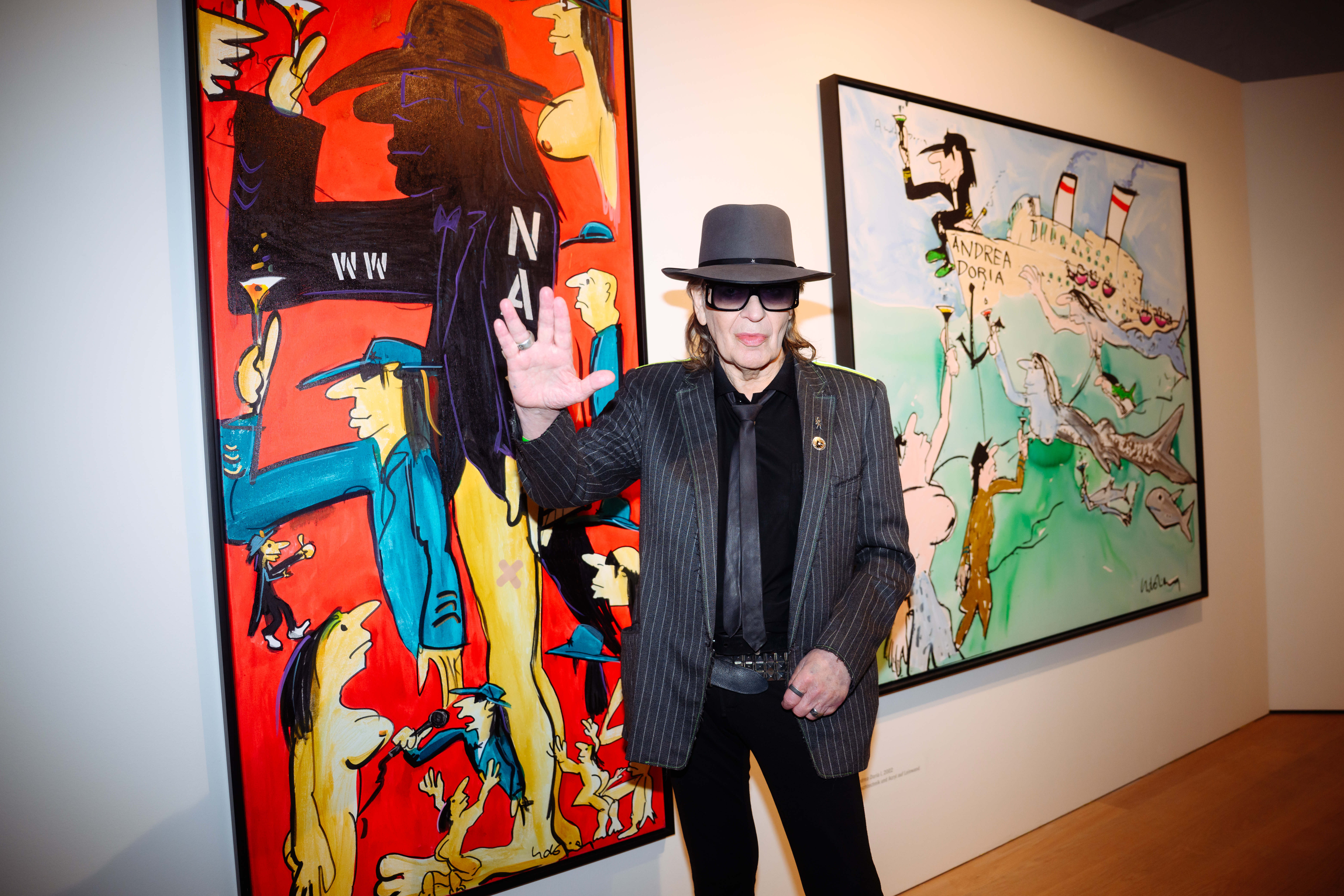 Udo Lindenberg vor zwei seiner Kunstwerke | Quelle: Getty Images