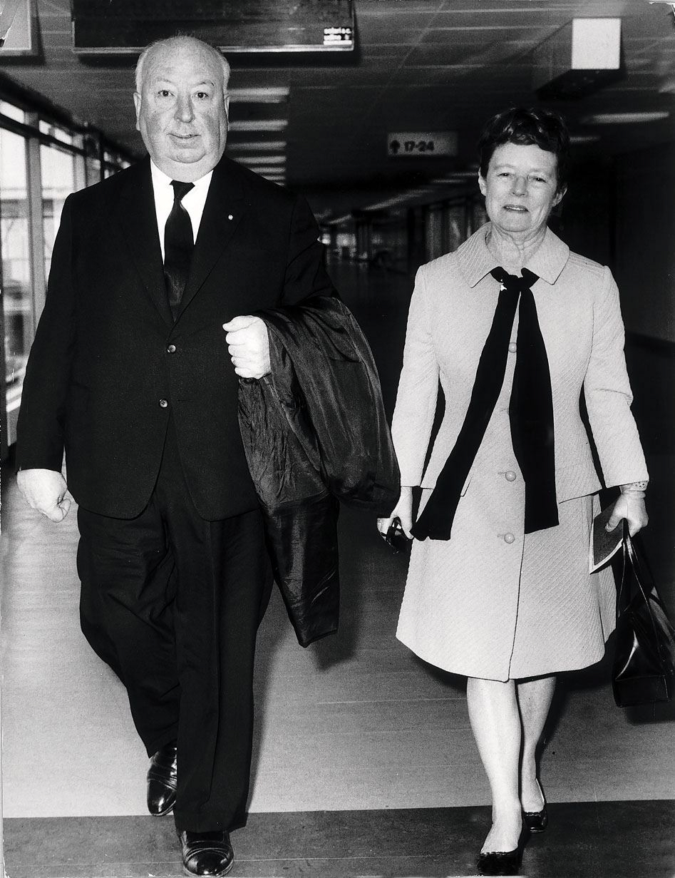 Alfred Hitchcock und Alma kommen im September 1969 aus Paris am Flughafen Heathrow an. | Quelle: Getty Images