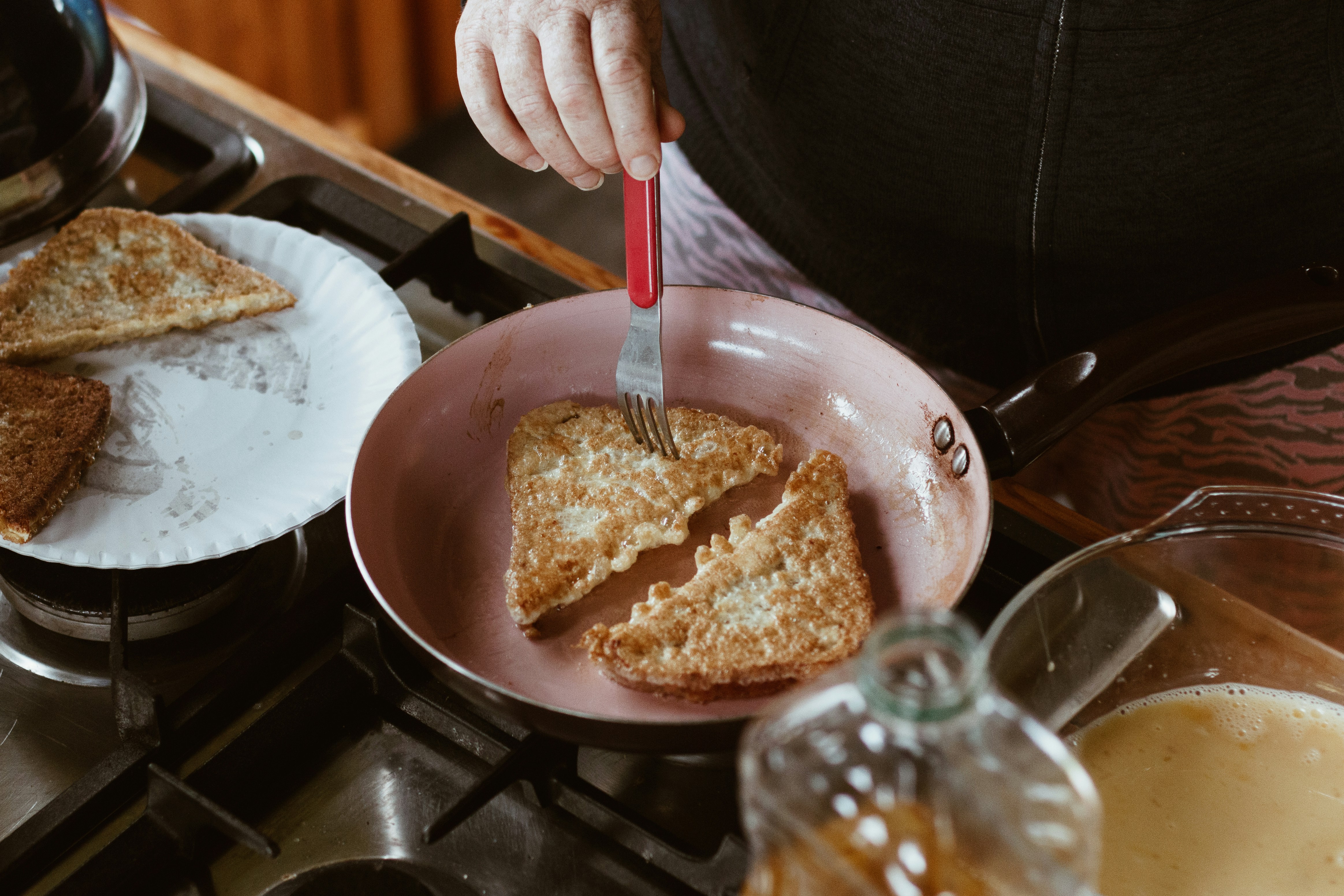 Eine Person macht French Toast | Quelle: Unsplash