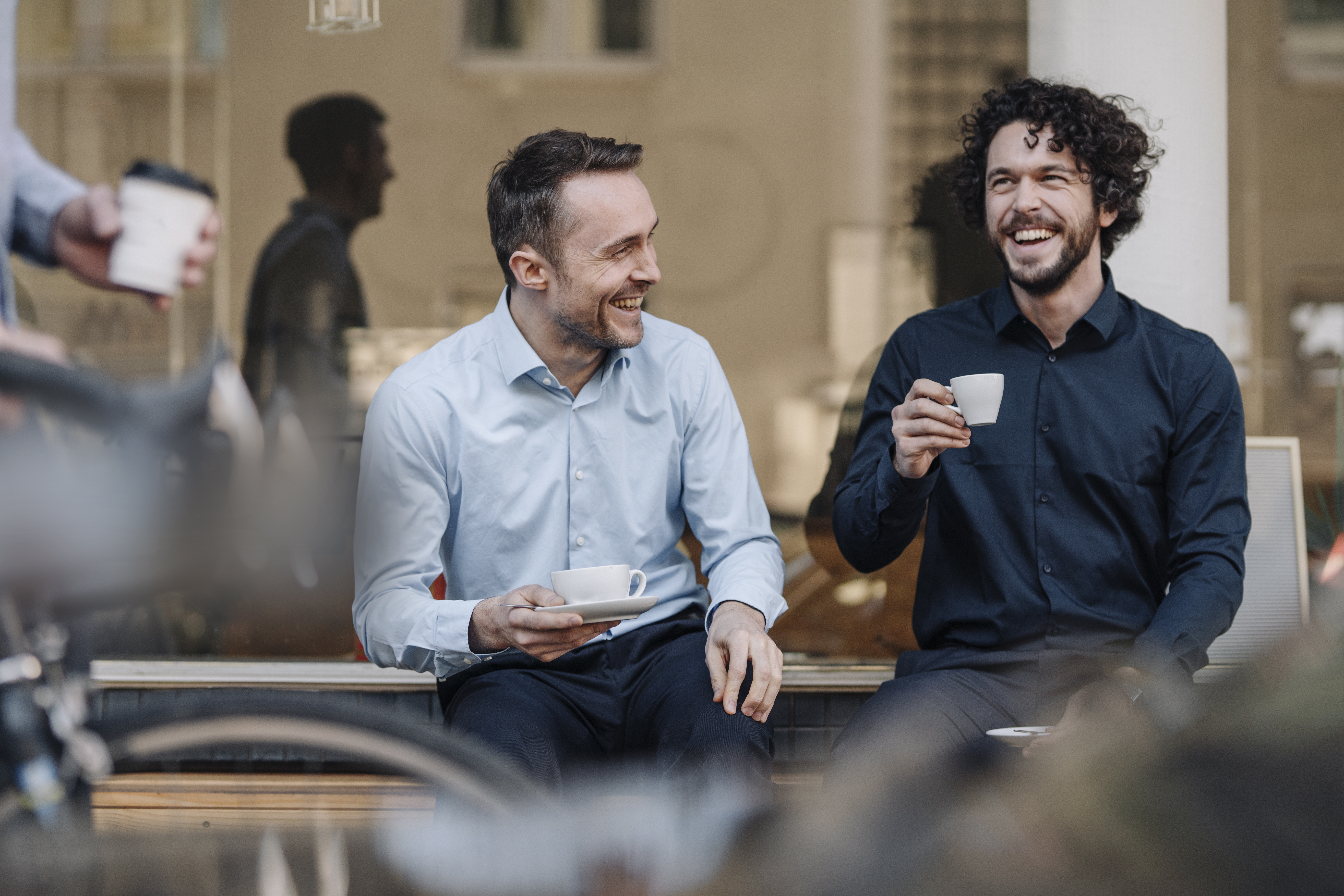 Zwei Männer unterhalten sich bei einem Kaffee | Quelle: Getty Images