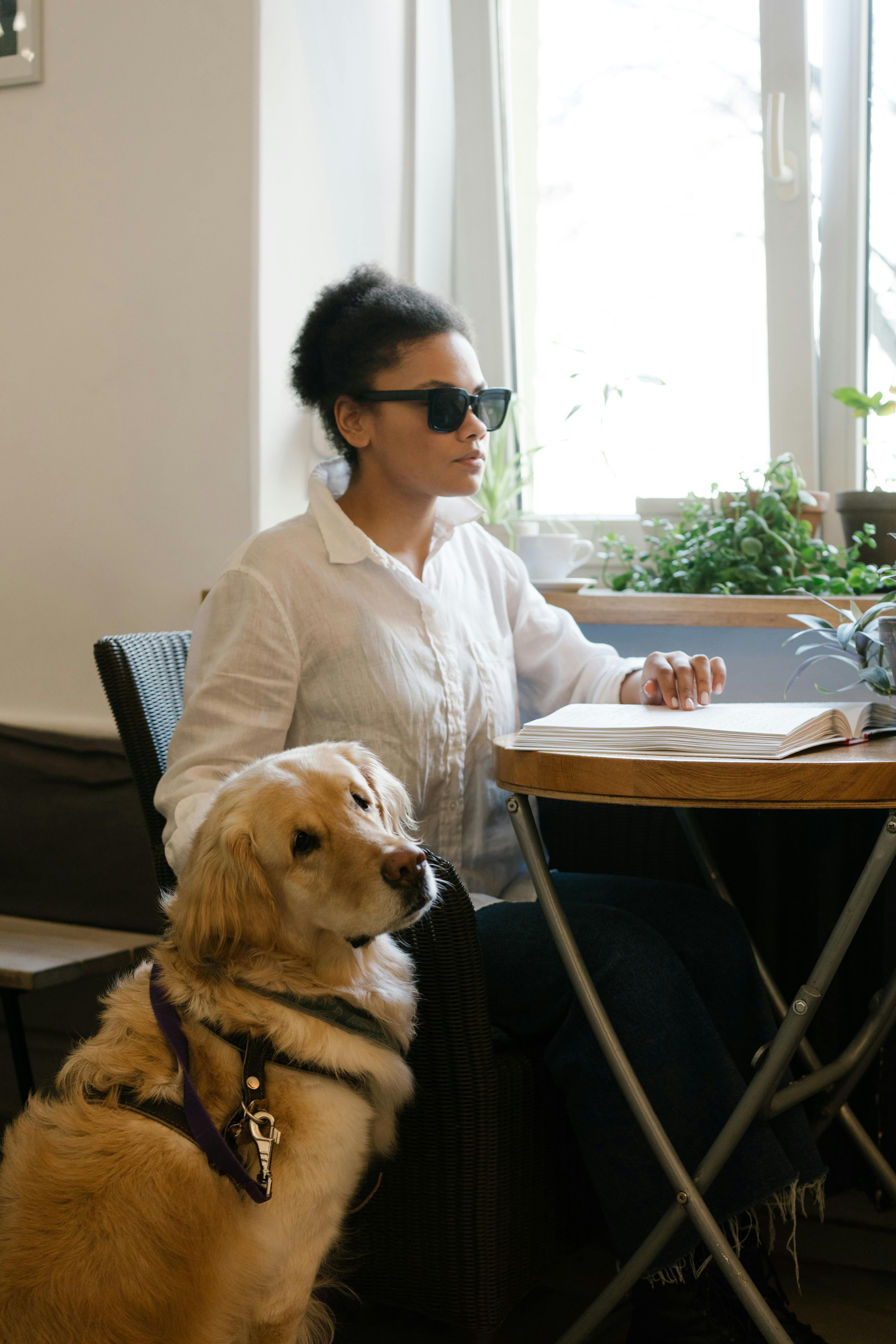 Eine blinde Frau liest Blindenschrift in einem Café | Quelle: Pexels