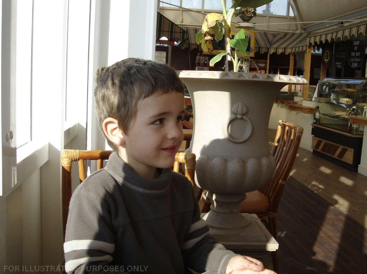 Kleiner Junge in einem Café | Quelle: Shutterstock