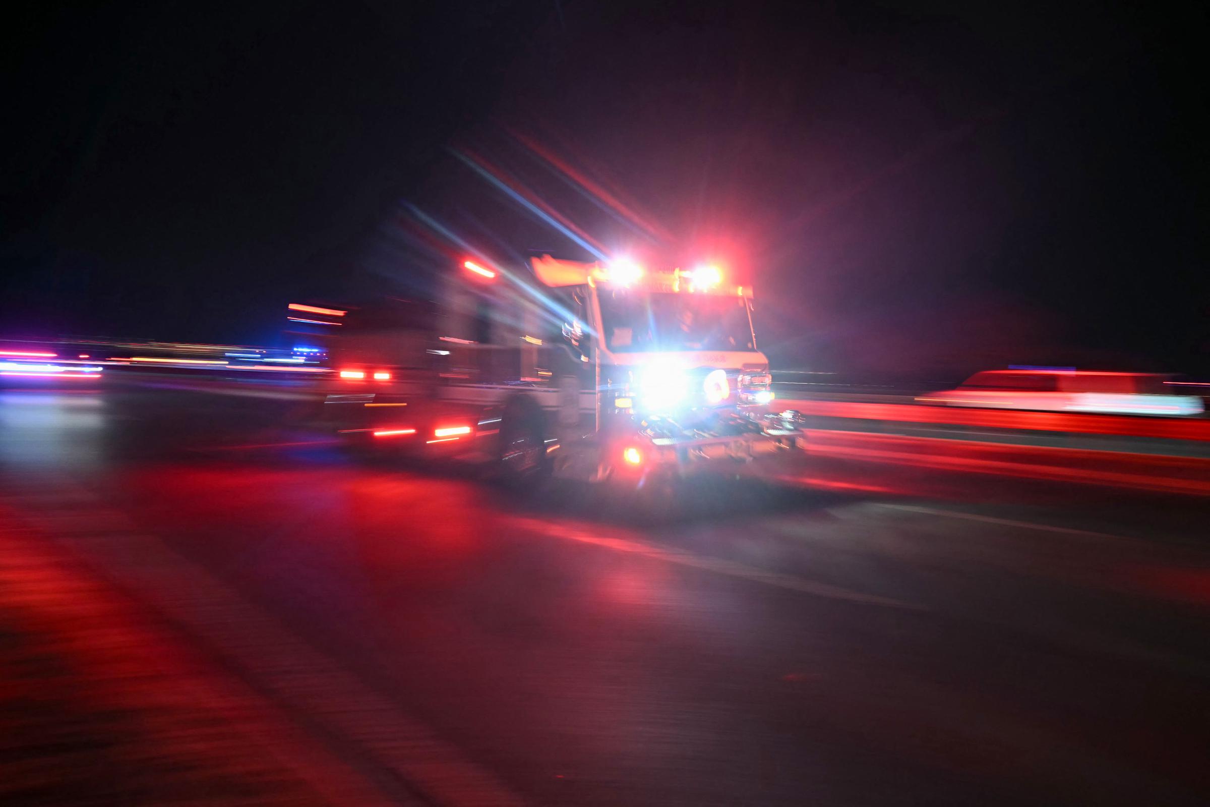 Ein Feuerwehrauto fährt nach einem Flugzeugabsturz in Washington, DC, am 29. Januar 2025 in der Nähe des Reagan National Airport auf den Potomac River zu | Quelle: Getty Images