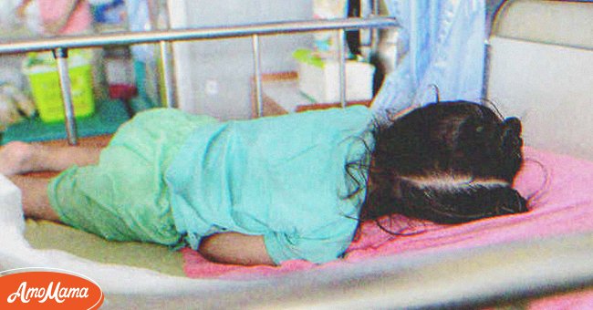 Ein kleines Mädchen, das auf einem Krankenhausbett liegt | Quelle: Shutterstock