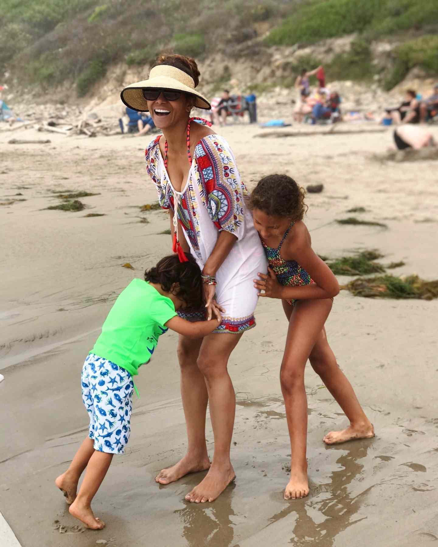 Halle Berry genoss einen ausgelassenen Strandtag mit ihren beiden Kindern Nahla und Maceo, die fünf Jahre auseinander sind. Die Geschwister wurden lachend und an ihre Mutter gekuschelt fotografiert. | Quelle: Instagram via @halleberry