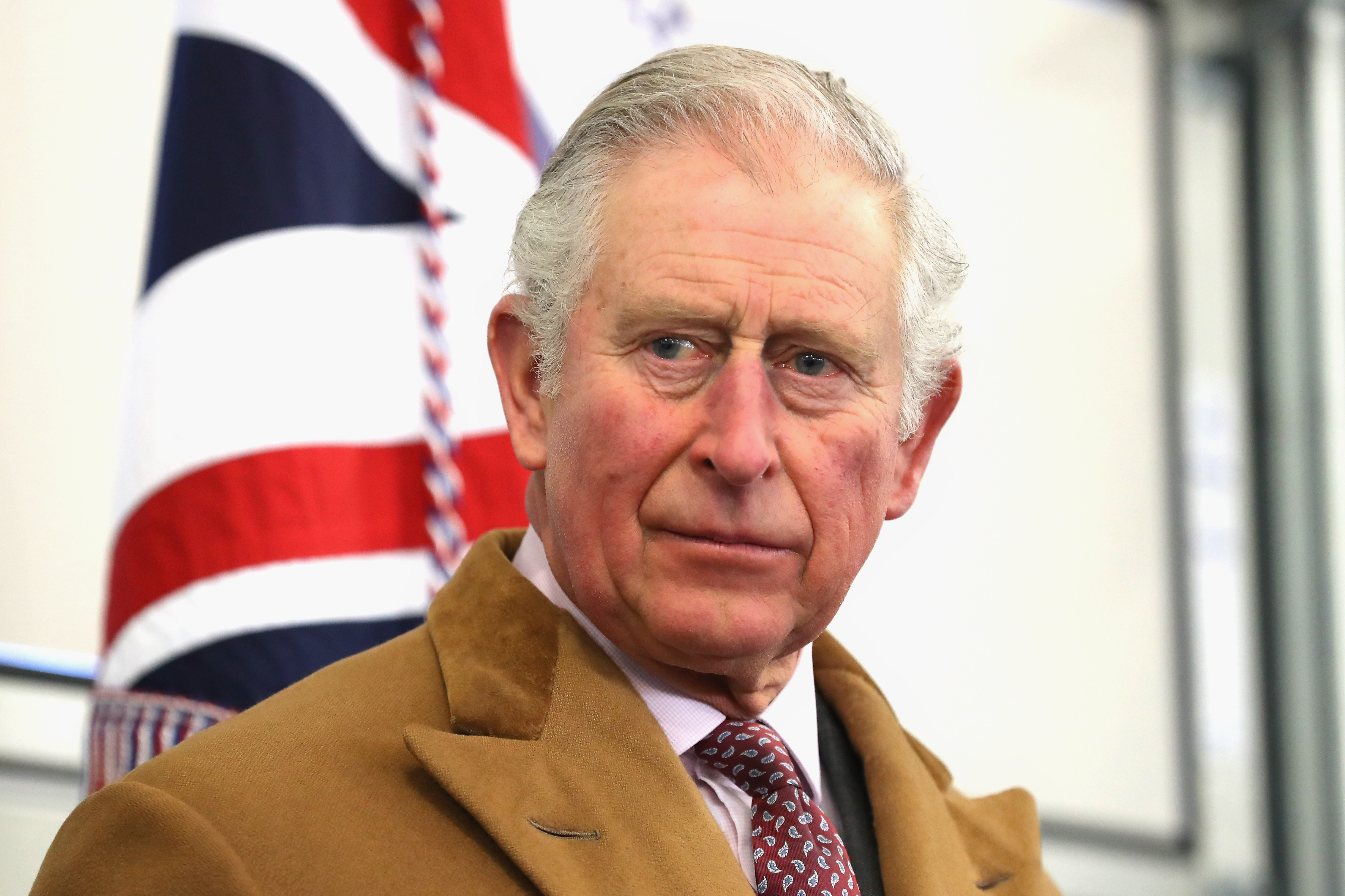 König Charles III., ehemaliger Prinz von Wales, in der Emergency Service Station in Barnard Castle am 15. Februar 2018 | Quelle: Getty Images
