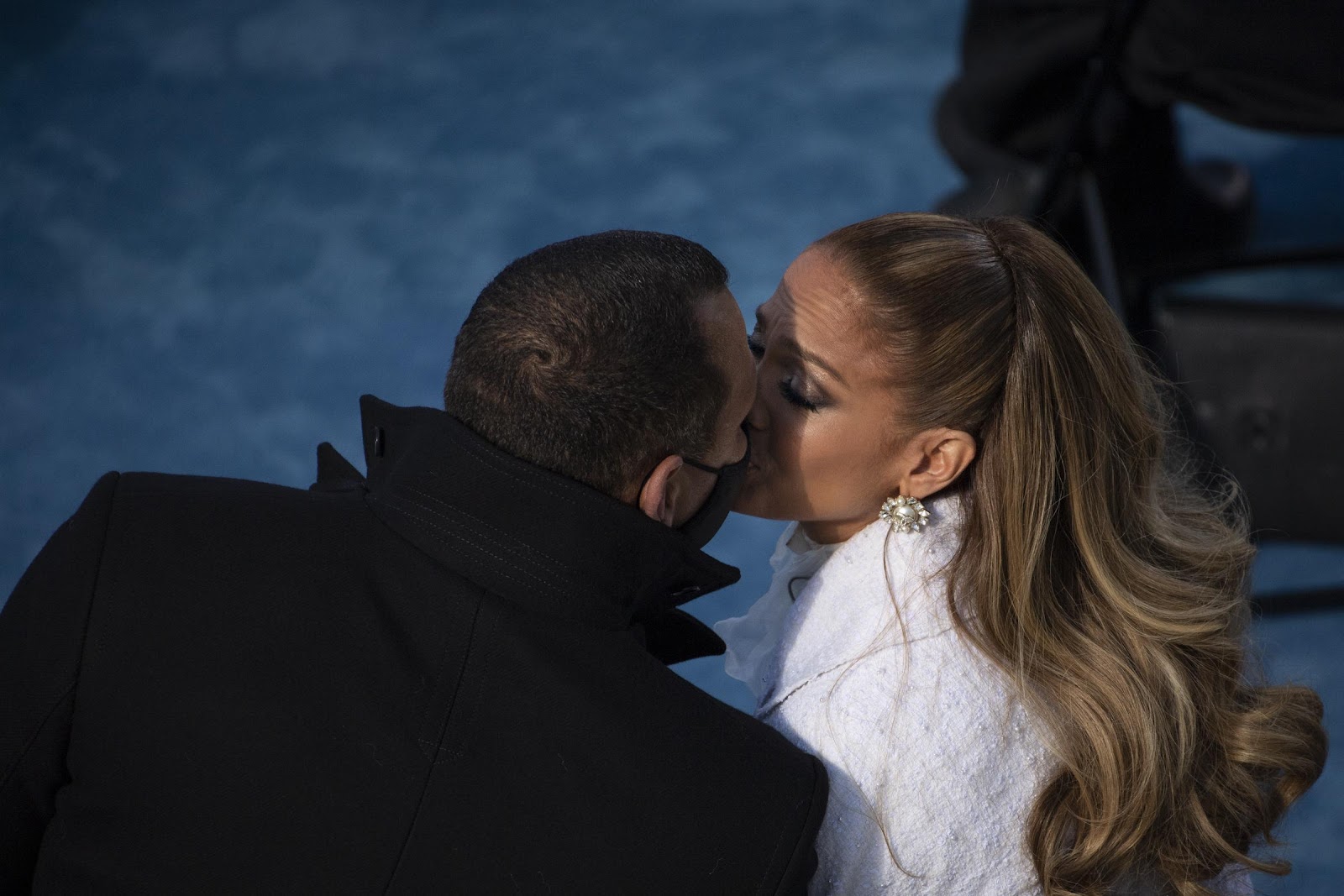 Jennifer Lopez küsst ihren damaligen Verlobten Alex Rodriguez nach ihrem Auftritt bei der Amtseinführung des designierten Präsidenten Joe Biden im US-Kapitol in Washington, DC, am 20. Januar 2021 | Quelle: Getty Images