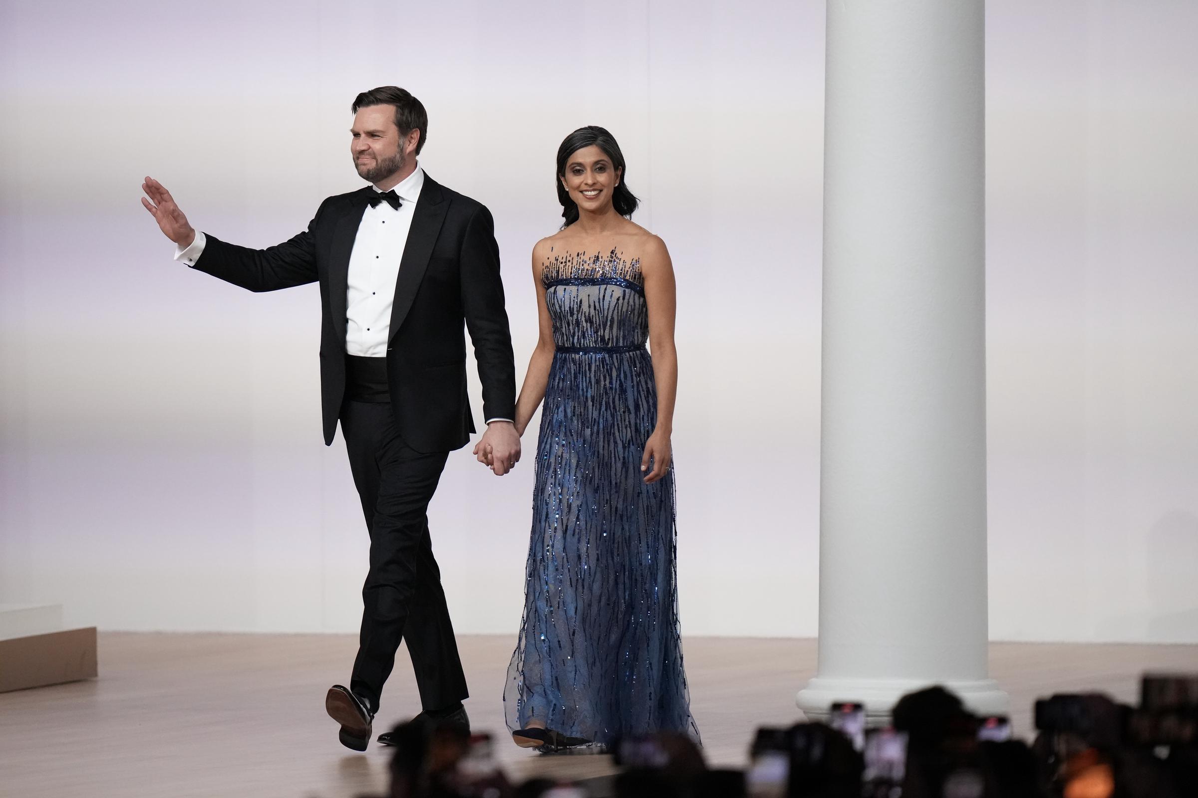 Vizepräsident J.D. Vance winkt der Menge zu, während er mit Second Lady Usha auf dem Commander-in-Chief-Ball spazieren geht | Quelle: Getty Images