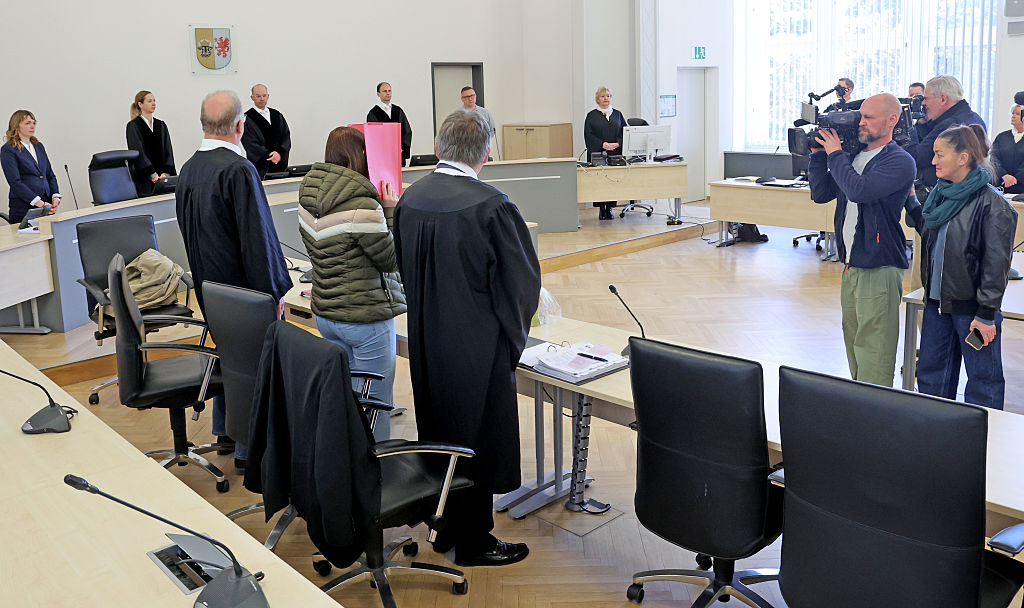 Thomas Löcker (vorne, von links nach rechts), Rechtsanwalt, die Angeklagte und Andreas Ohm, Rechtsanwalt, warten im Gerichtssaal des Landgerichts auf den Beginn des Mordprozesses im Fall Fabian. | Quelle: Getty Images