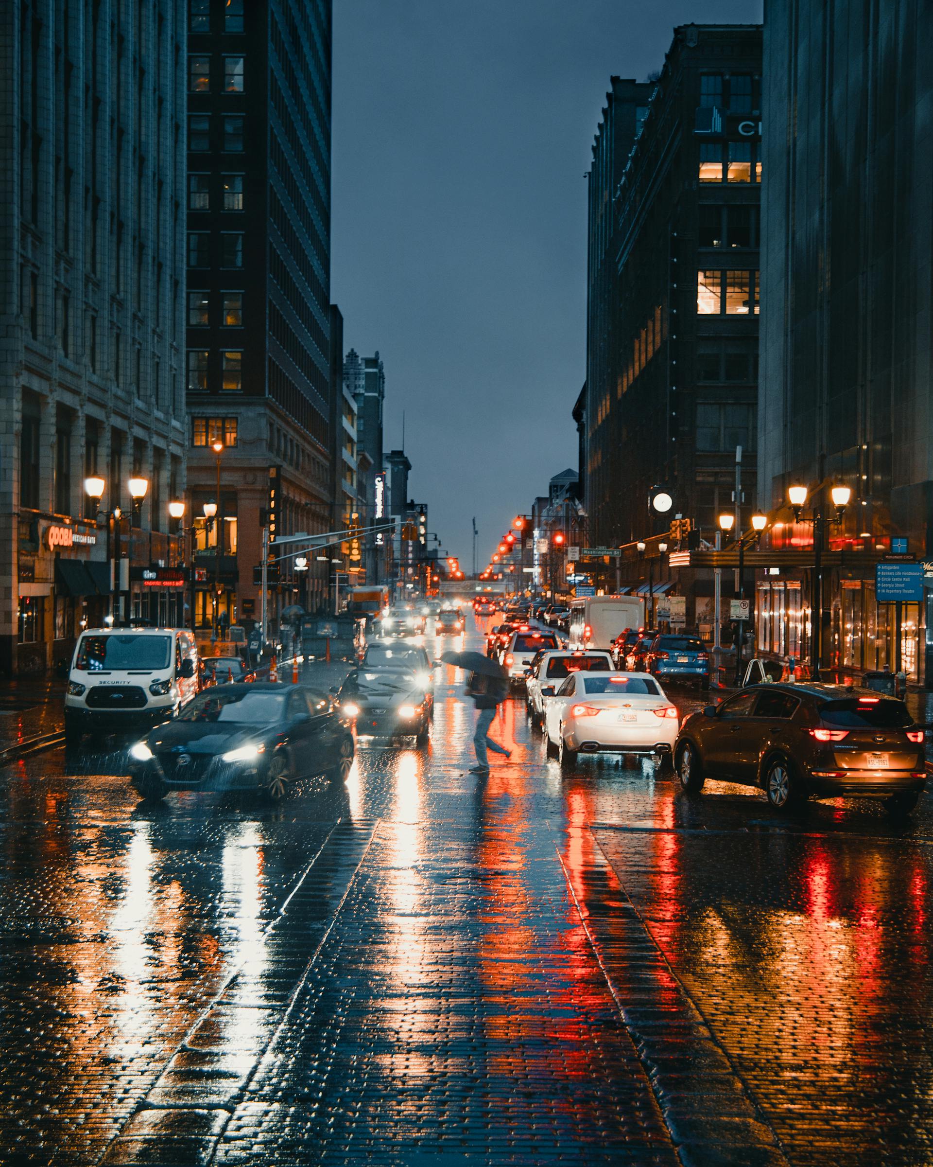 Abendverkehr in einer Stadt | Quelle: Pexels