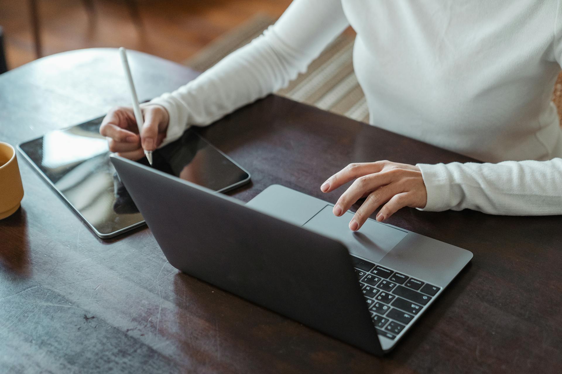 Eine Frau arbeitet in ihrem Büro | Quelle: Pexels