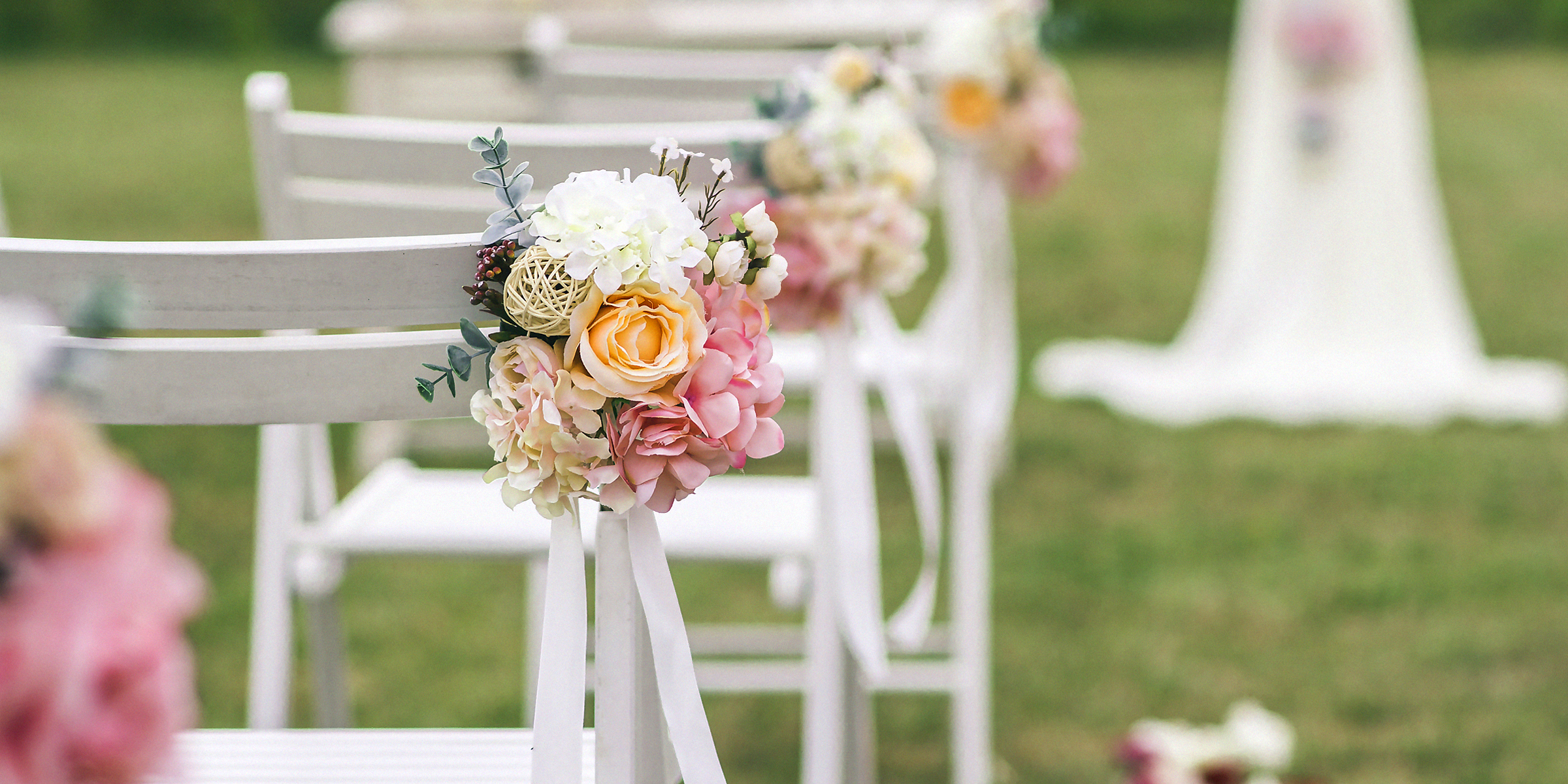 Stuhl mit Blumen auf der Hochzeit | Quelle: Shutterstock
