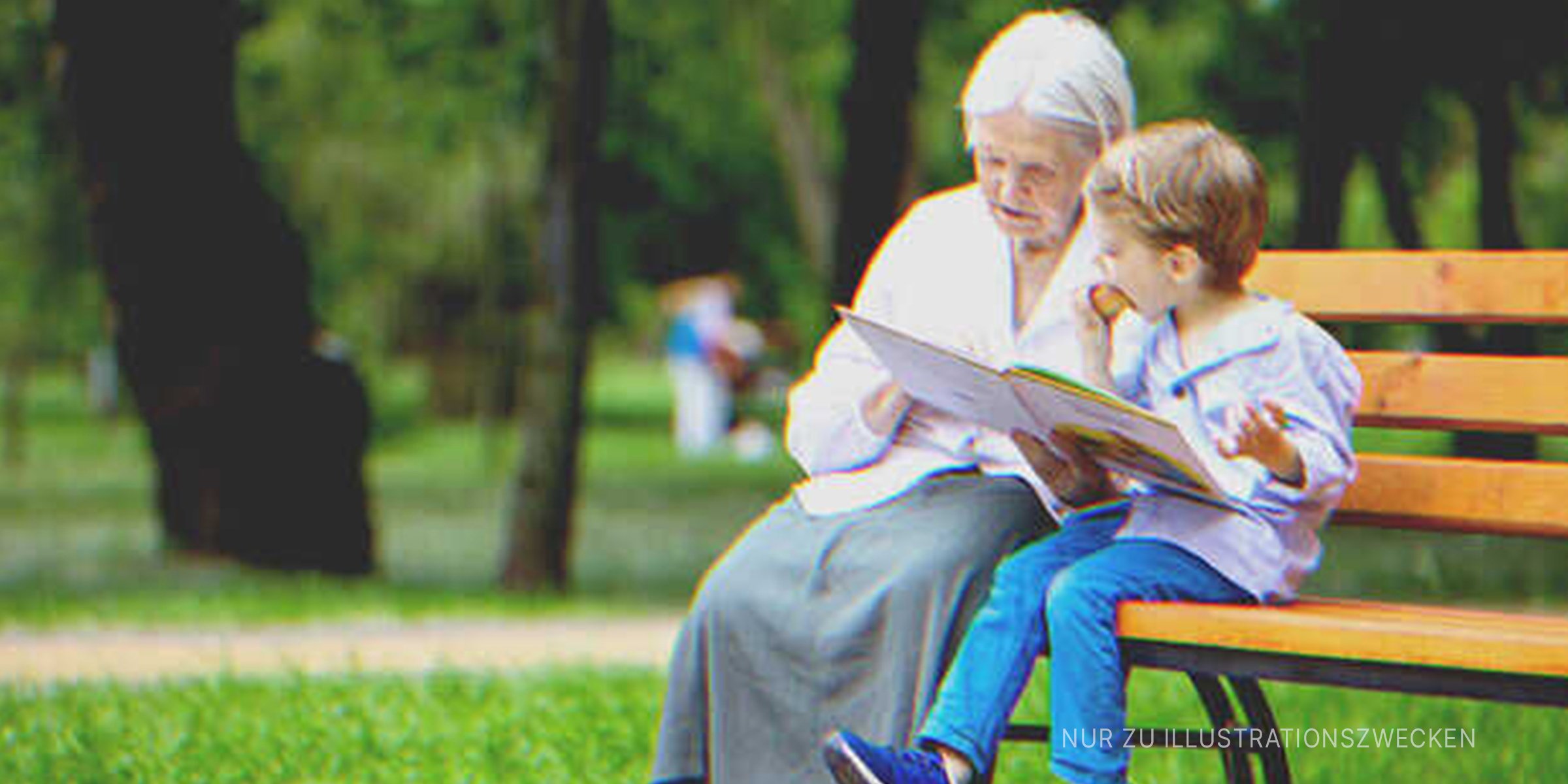 Großmutter und Enkel auf der Parkbank. | Quelle: Shutterstock