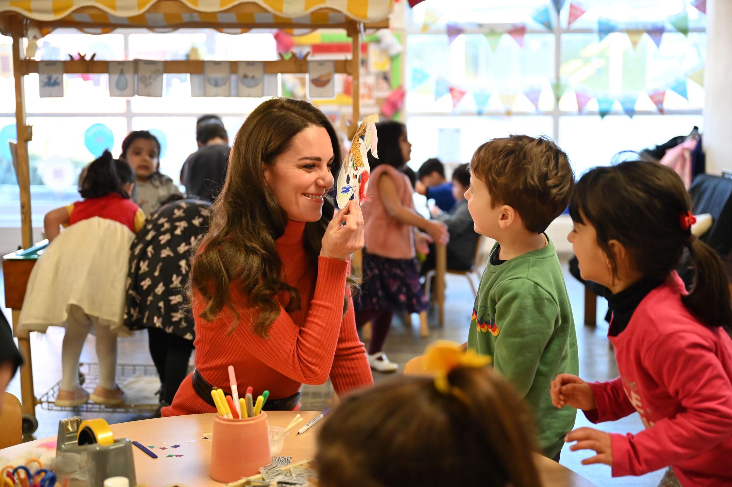 Catherine, Prinzessin von Wales, unterhält sich mit Kindern bei ihrem Besuch der Foxcubs Nursery am 18. Januar 2023 in Luton, England. | Quelle: Getty Images