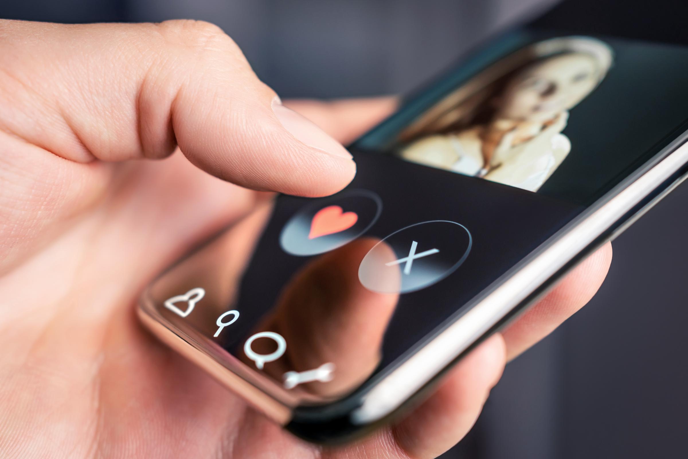 Eine Person, die eine Dating-App nutzt | Quelle: Shutterstock