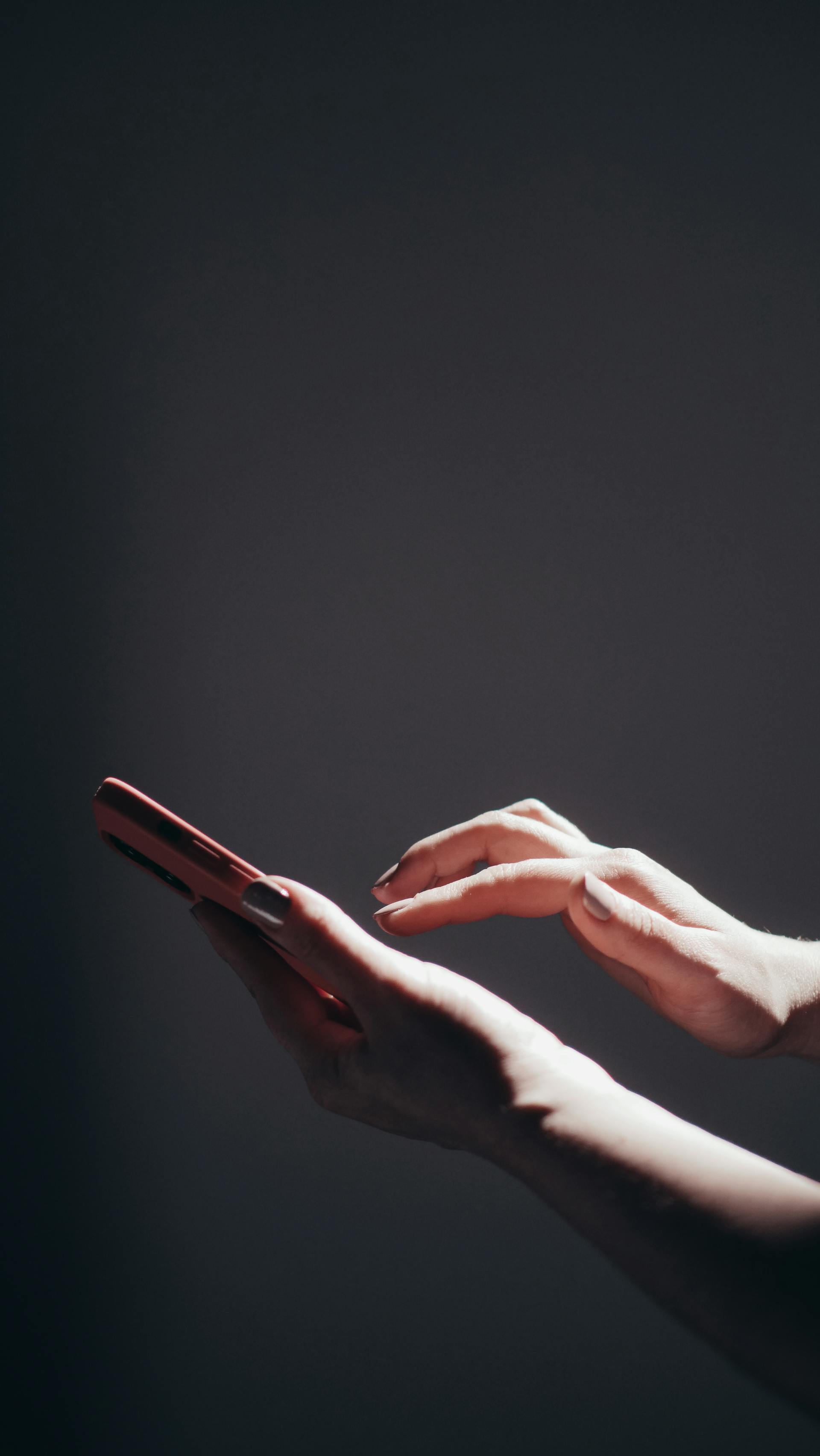 Eine Frau, die ihr Telefon benutzt | Quelle: Pexels