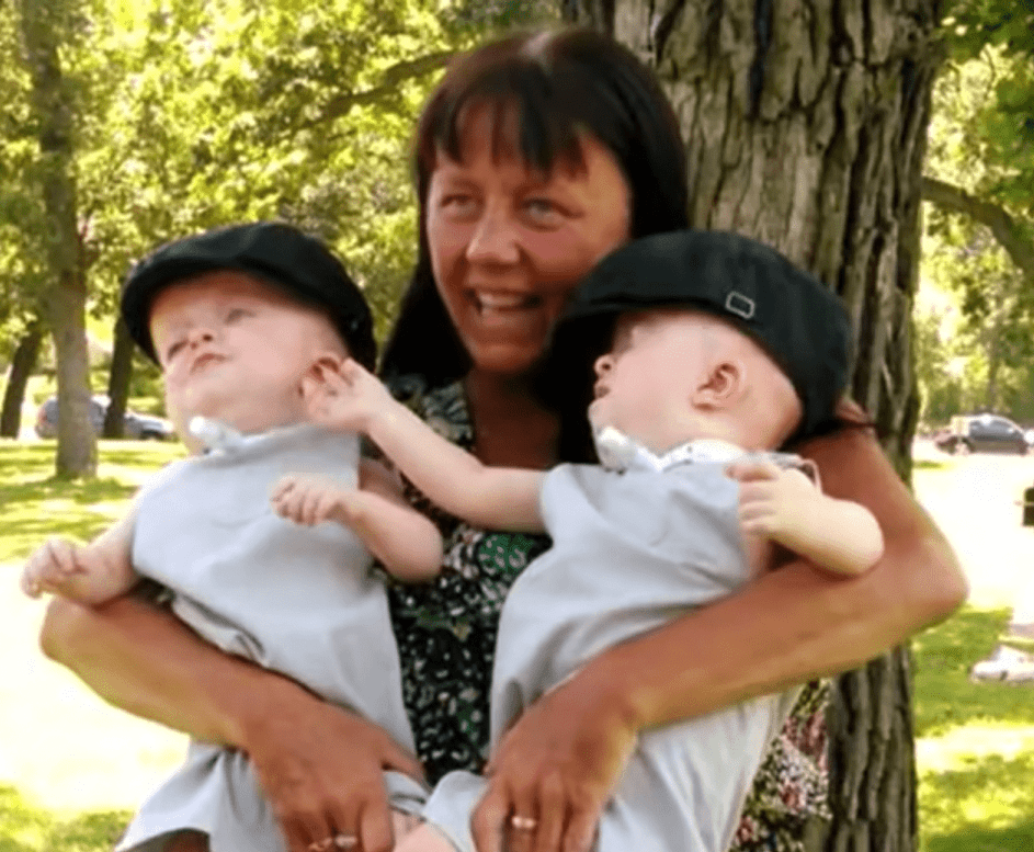 Linda Trepanier mit den 3-jährigen Zwillingen Matthew und Marshall Trepanier. | Quelle: Youtube.com/Inside Edition