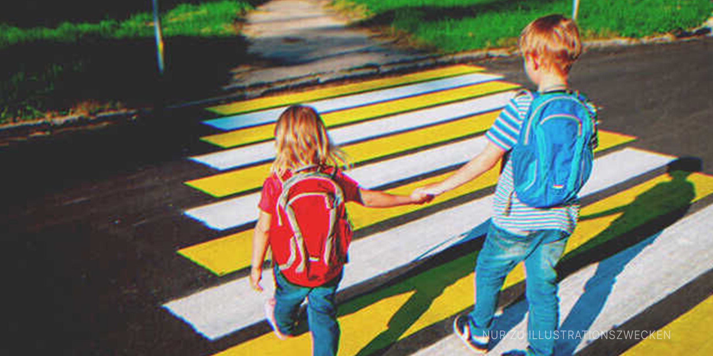 Ein Junge und ein Mädchen überqueren die Straße | Quelle: Getty Images