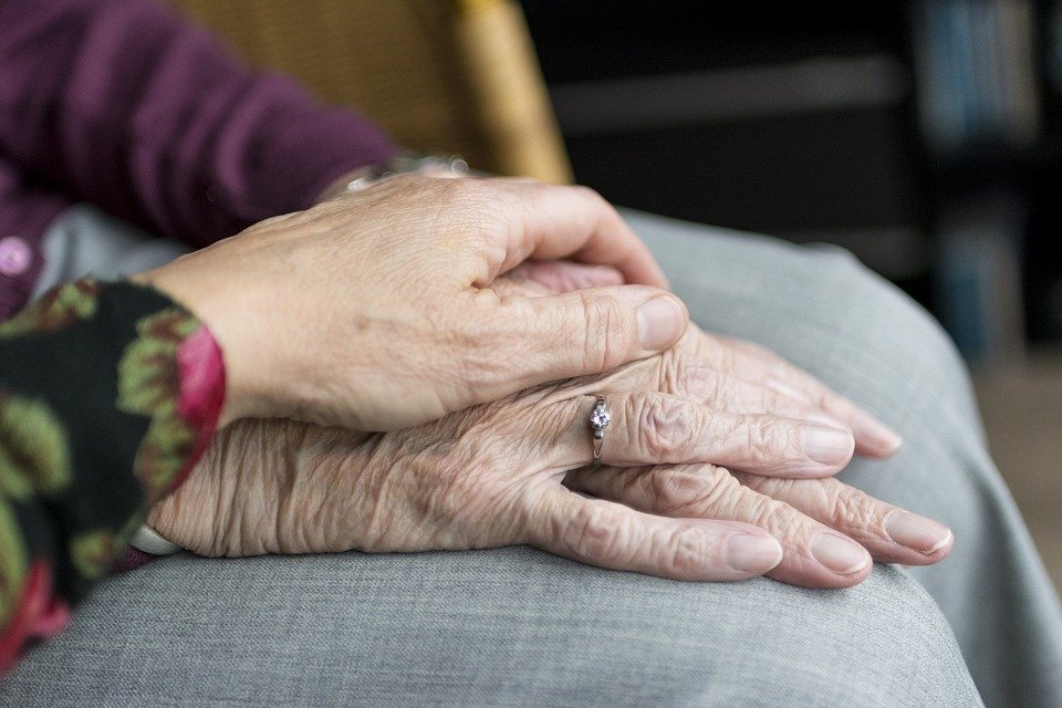 Alte und junge Frau halten Hände | Quelle: Pixabay