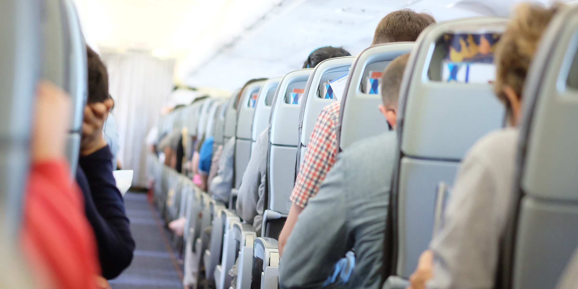 Passagiere in der Economy Class während eines kommerziellen Fluges | Quelle: Shutterstock