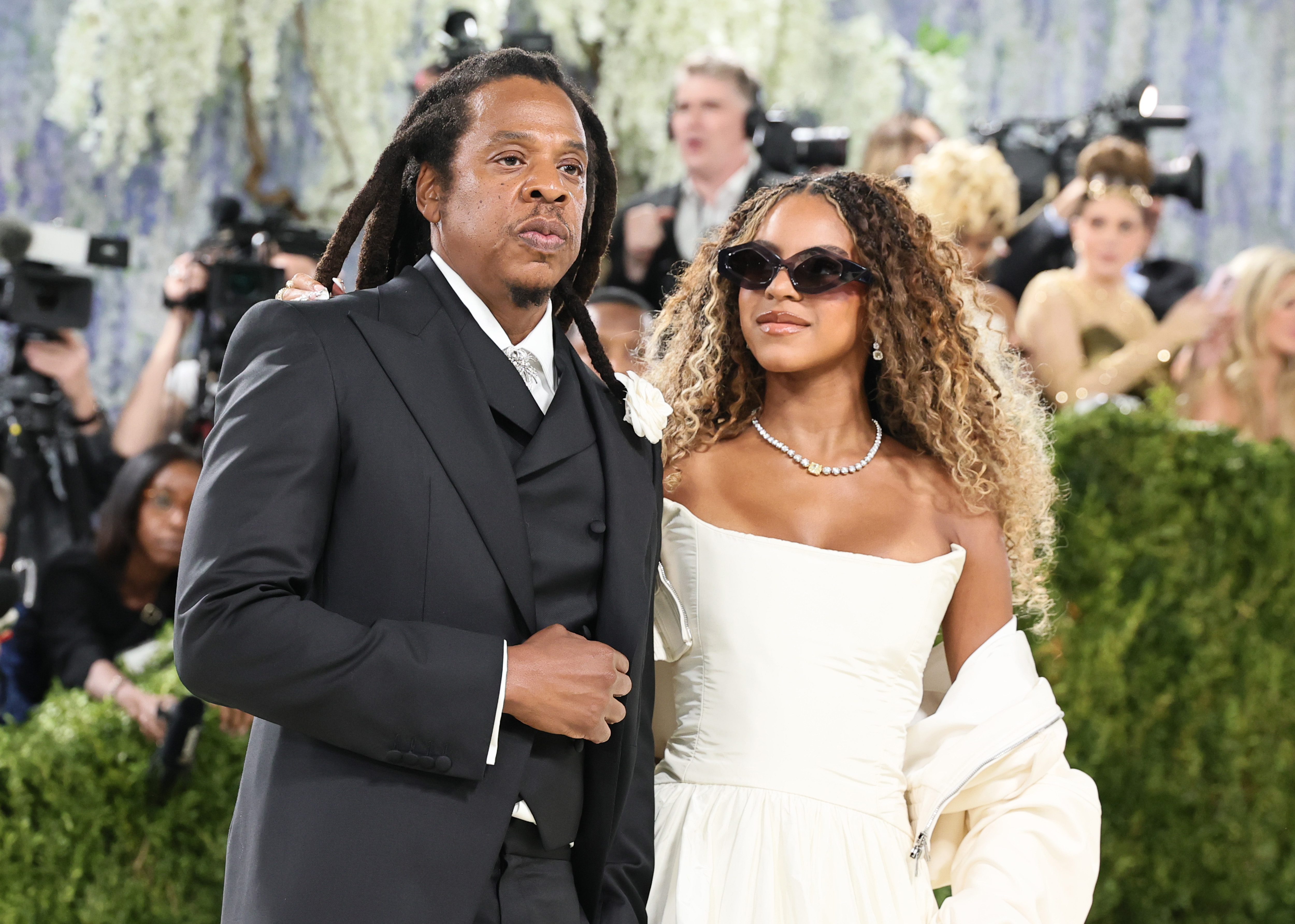 Jay-Z hat keinen Hehl daraus gemacht, wie stolz er auf Blue Ivys musikalisches Talent ist. Er verriet, dass die Teenagerin sich das Klavierspielen selbst beigebracht hat und über das absolute Gehör verfügt. Ihr jüngster Auftritt bot ihm erneut die Gelegenheit, ihr wachsendes Selbstbewusstsein auf der Bühne zu feiern. | Quelle: Getty Images