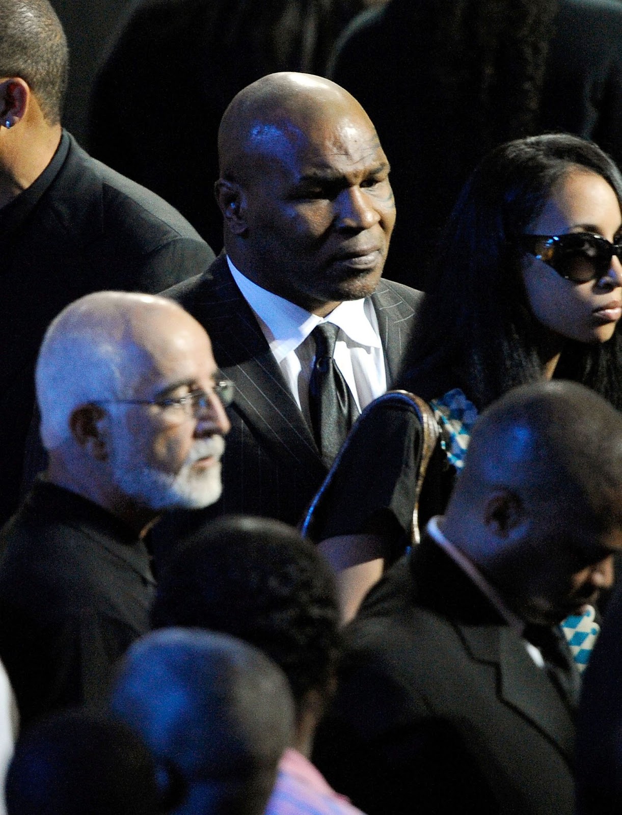 Mike Tyson bei der öffentlichen Michael Jackson-Gedenkfeier im Staples Center am 7. Juli 2009 in Los Angeles, Kalifornien. | Quelle: Getty Images