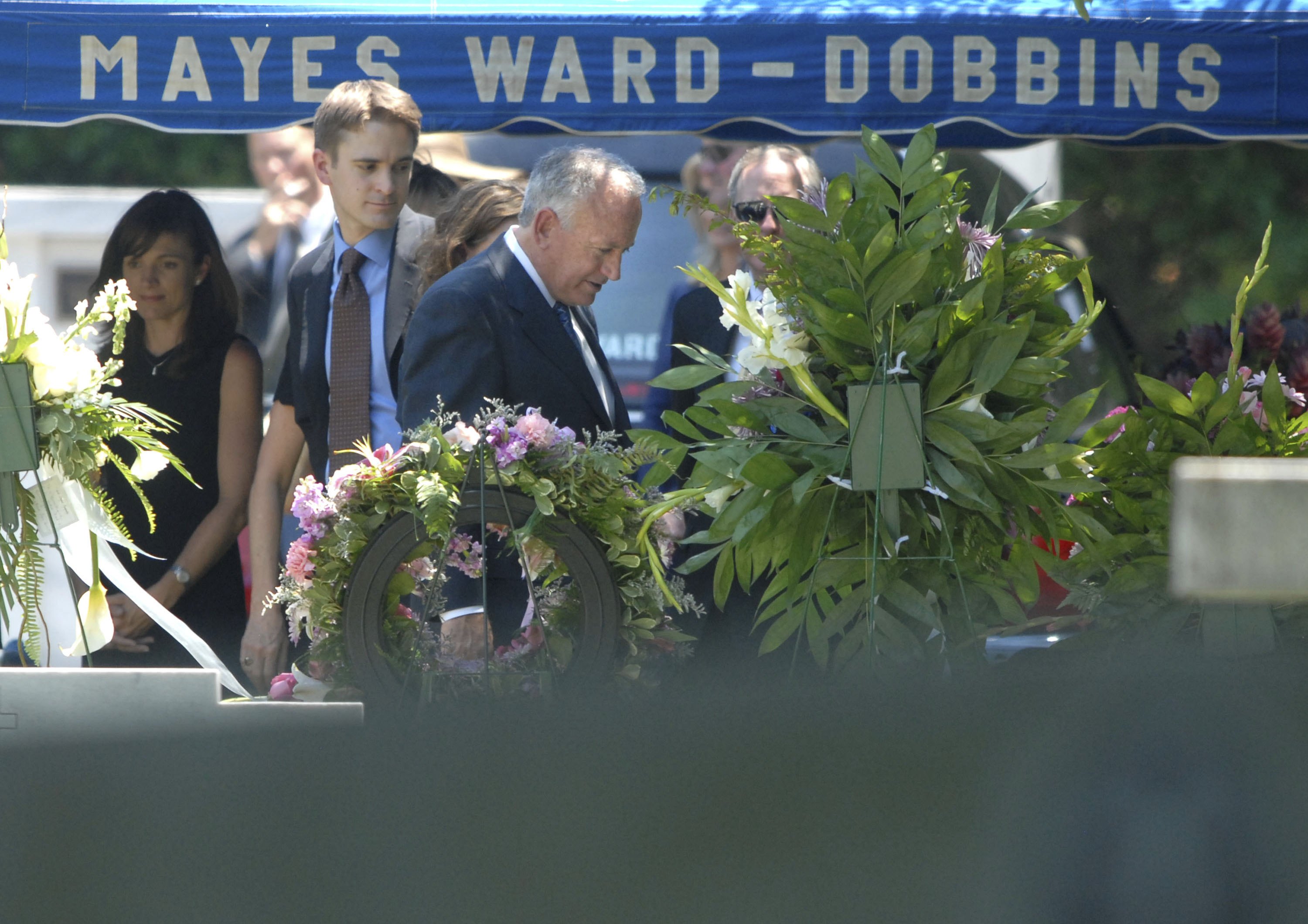 John Ramsey blickt auf das Grab von JonBenet Ramsey am 29. Juni 2006 in Marietta, Georgia. | Quelle: Getty Images