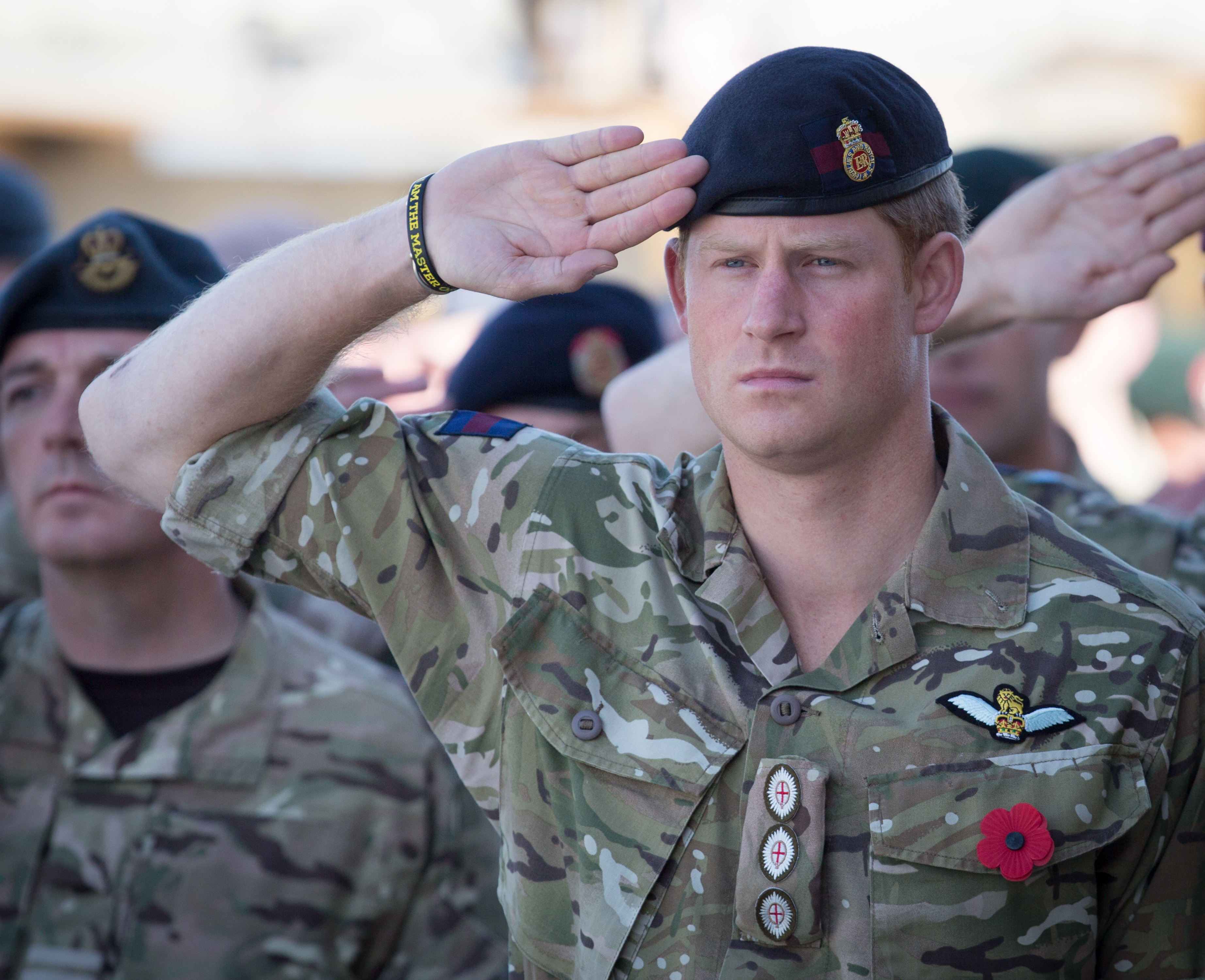 Prinz Harry versammelte sich am 9. November 2014 mit anderen britischen Truppen zu einem Gedenkgottesdienst auf dem Flugplatz Kandahar in Kandahar, Afghanistan | Quelle: Getty Images