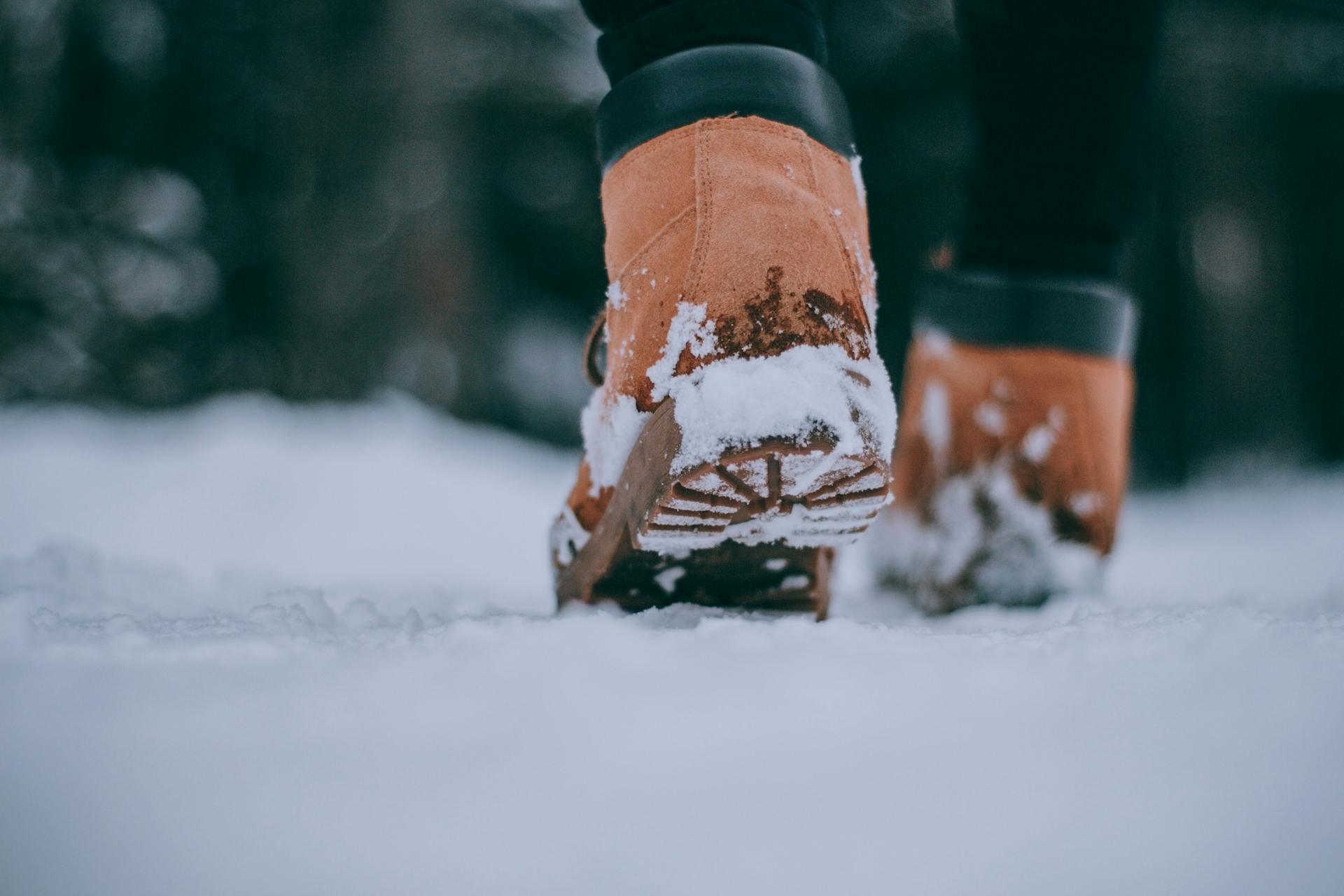 Eine Frau, die auf Schnee läuft | Quelle: Pexels