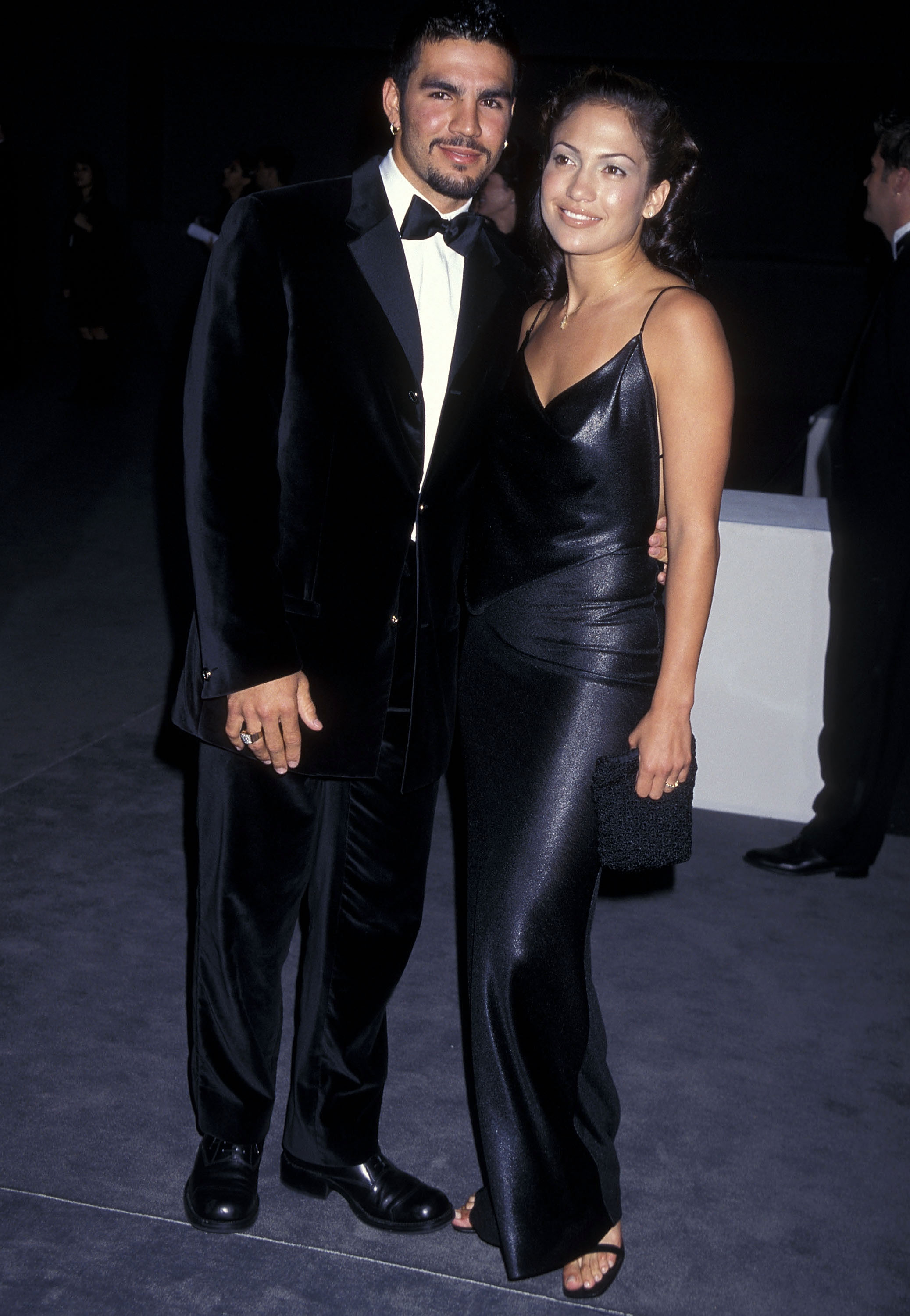 Jennifer Lopez und Ojani Noa am 5. Juni 1997 im The Barker Hangar, Santa Monica Air Center in Santa Monica, Kalifornien. | Quelle: Getty Images