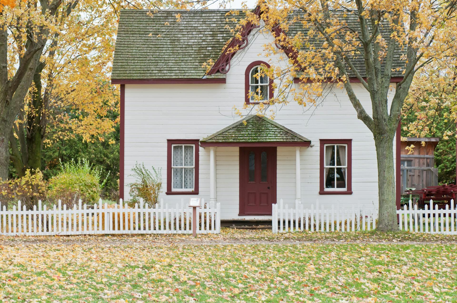 Ein Haus mit einem weißen Lattenzaun | Quelle: Pexels