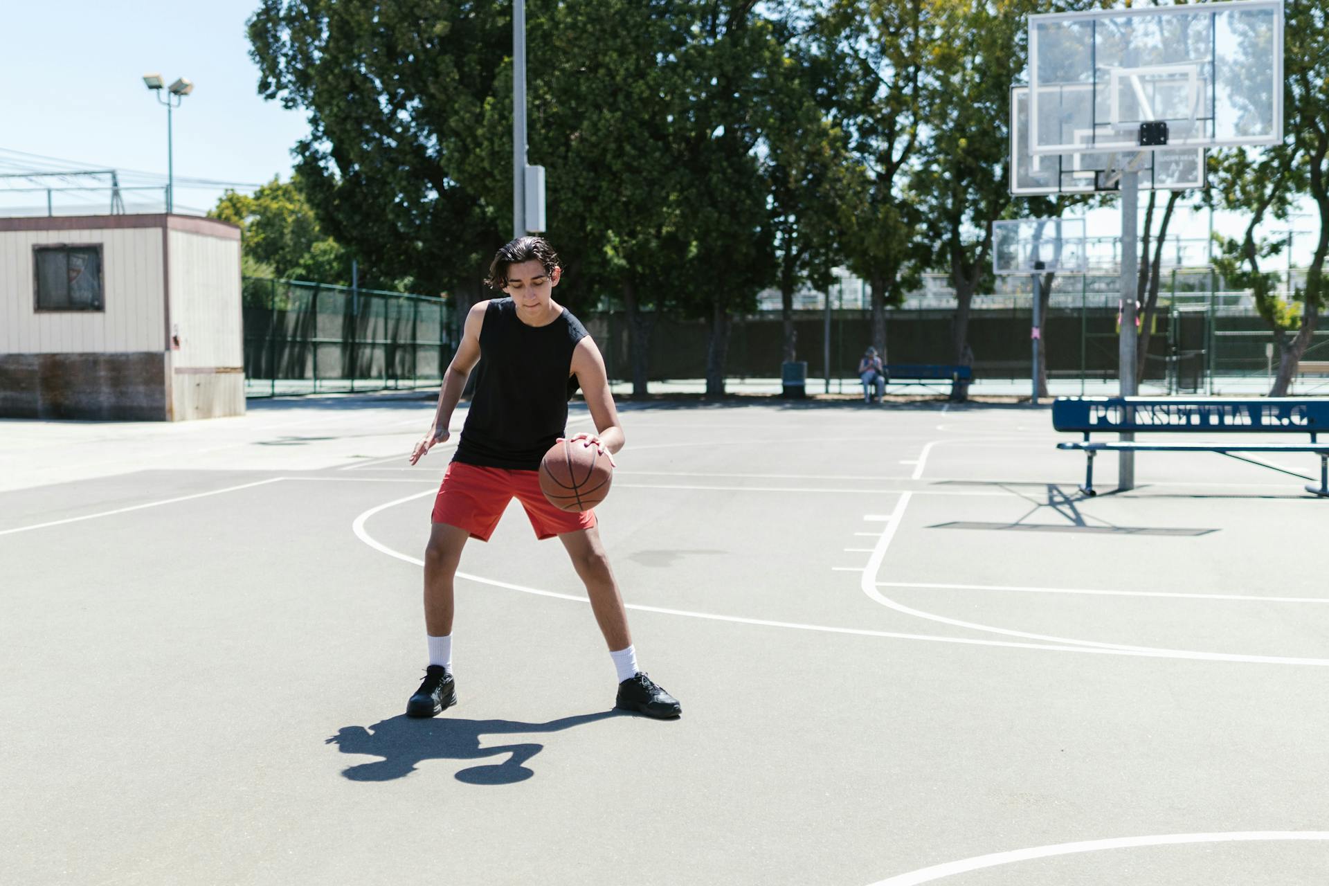 Ein Junge spielt Basketball | Quelle: Pexels