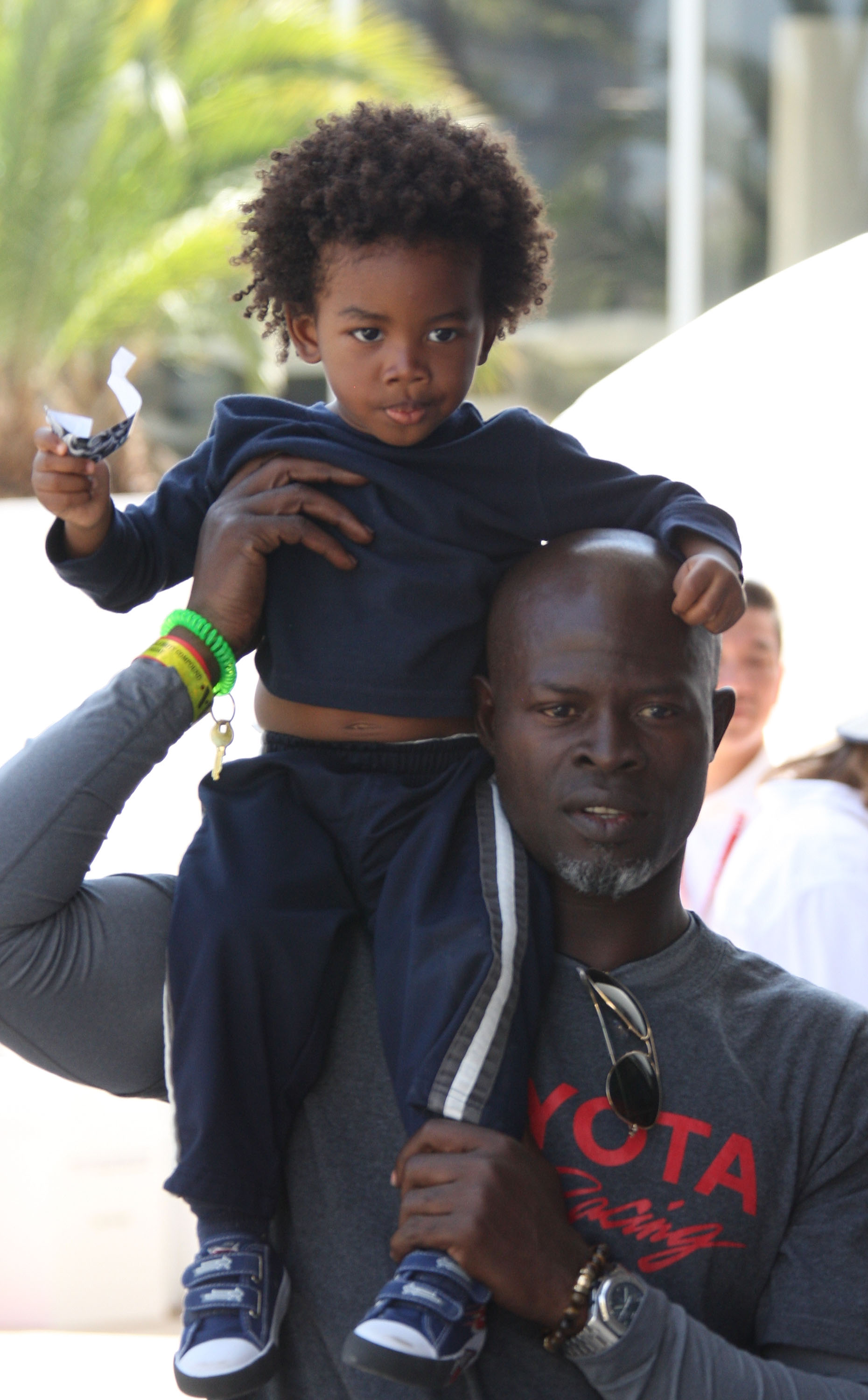 Djimon Hounsou trägt Kenzo Lee Hounsou während des 35th Annual Toyota Pro/Celebrity Race am 15. April 2011 in Long Beach, Kalifornien | Quelle: Getty Images