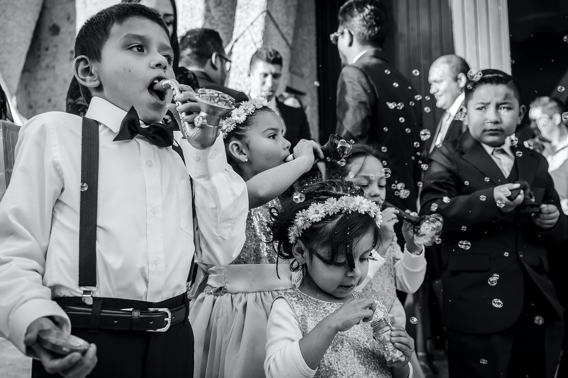 Kinder bei einer Hochzeit | Quelle: Pexels