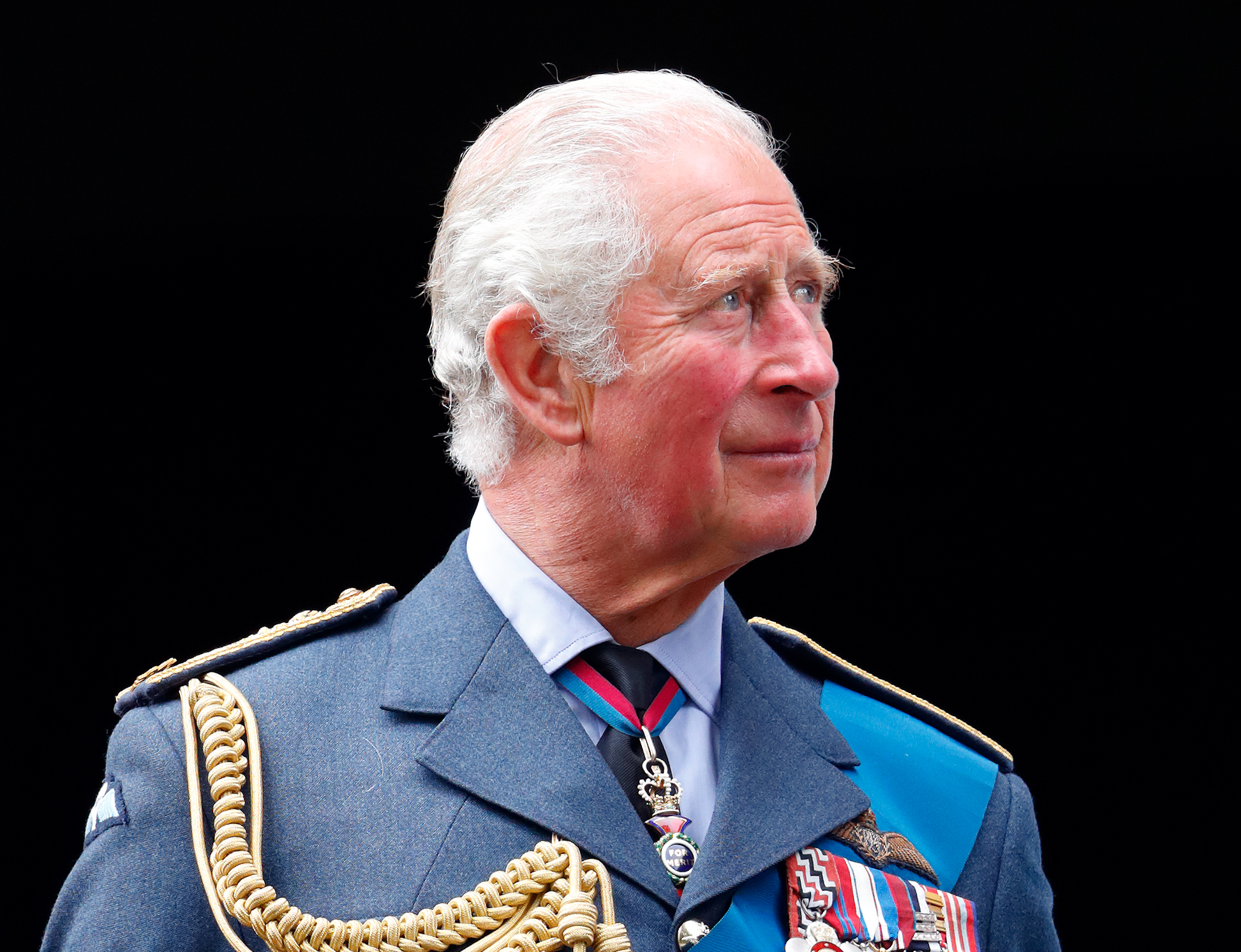 König Charles beobachtet einen Vorbeiflug einer Spitfire und einer Hurricane vom Balkon des Church House aus, nachdem er am 19. September 2021 in der Westminster Abbey an der Dankesfeier zum 81: Getty Images