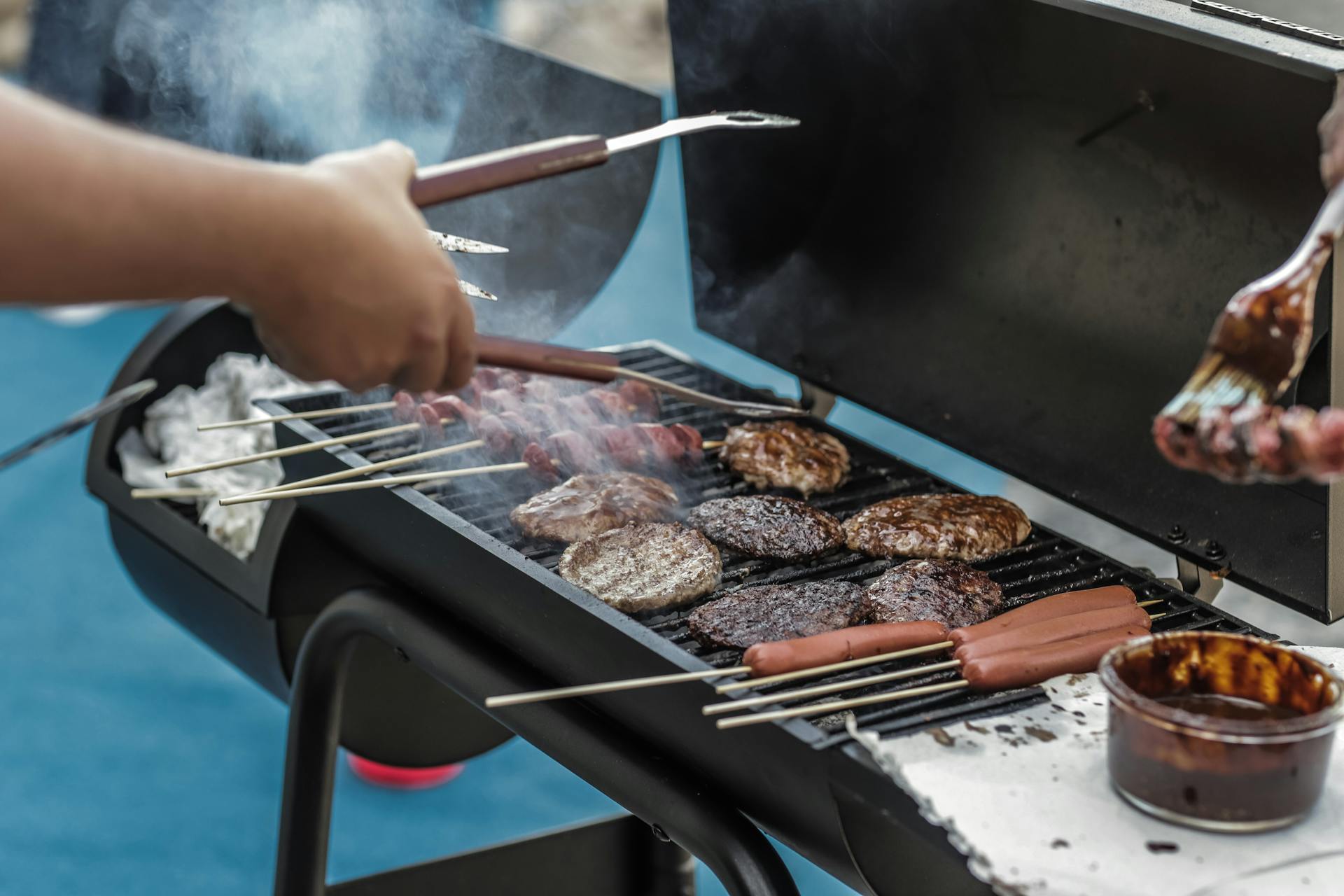 Eine Person, die auf einem Grill kocht | Quelle: Pexels