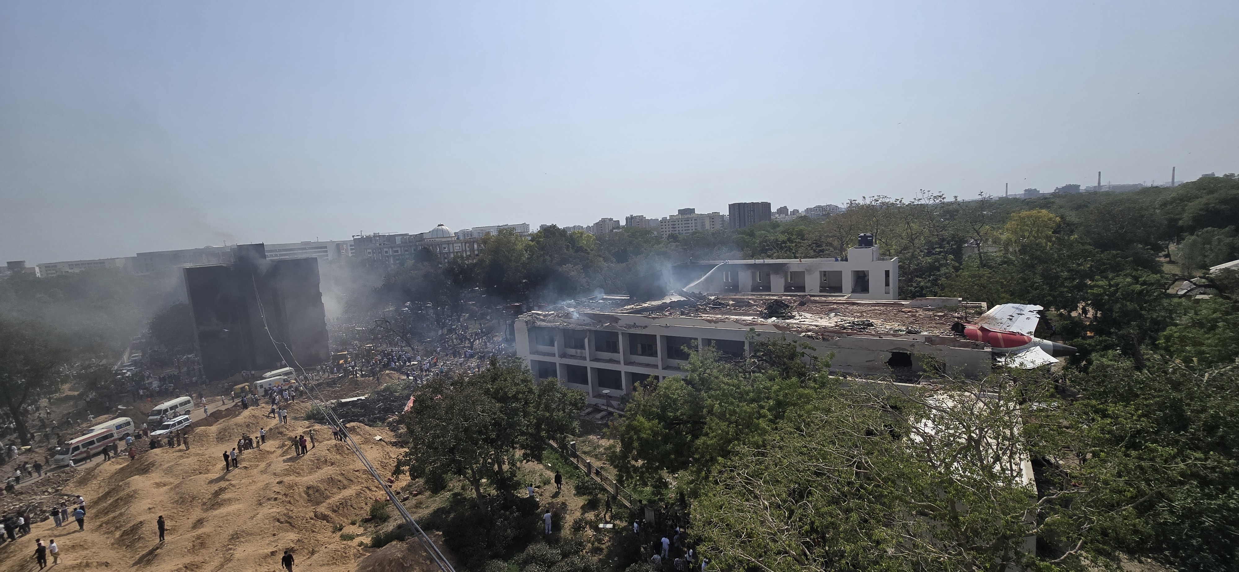Ein Blick auf die Absturzstelle eines Flugzeugs kurz nach dem Start vom Sardar Vallabhbhai Patel International Airport am 12. Juni 2025 in Gujarat, Indien | Quelle: Getty Images