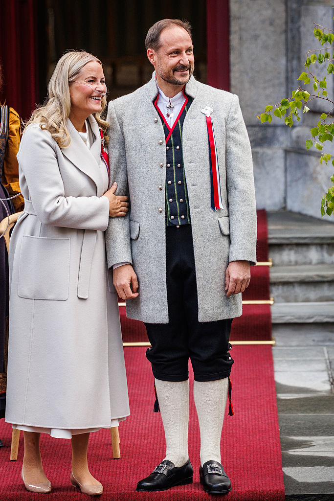 Die norwegische Kronprinzessin Mette-Marit (links) und der norwegische Kronprinz Haakon nehmen am 17. Mai 2026 in Oslo, Norwegen, an den Feierlichkeiten zum norwegischen Verfassungstag mit einem Kinderumzug in ihrer Residenz Skaugum teil. | Quelle: Getty Images