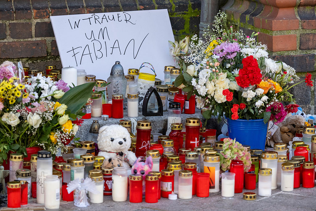 Grablichter, Blumen und Kuscheltiere stehen vor der St. Mary's Church, um an den vermissten achtjährigen Fabian zu erinnern. | Quelle: Getty Images