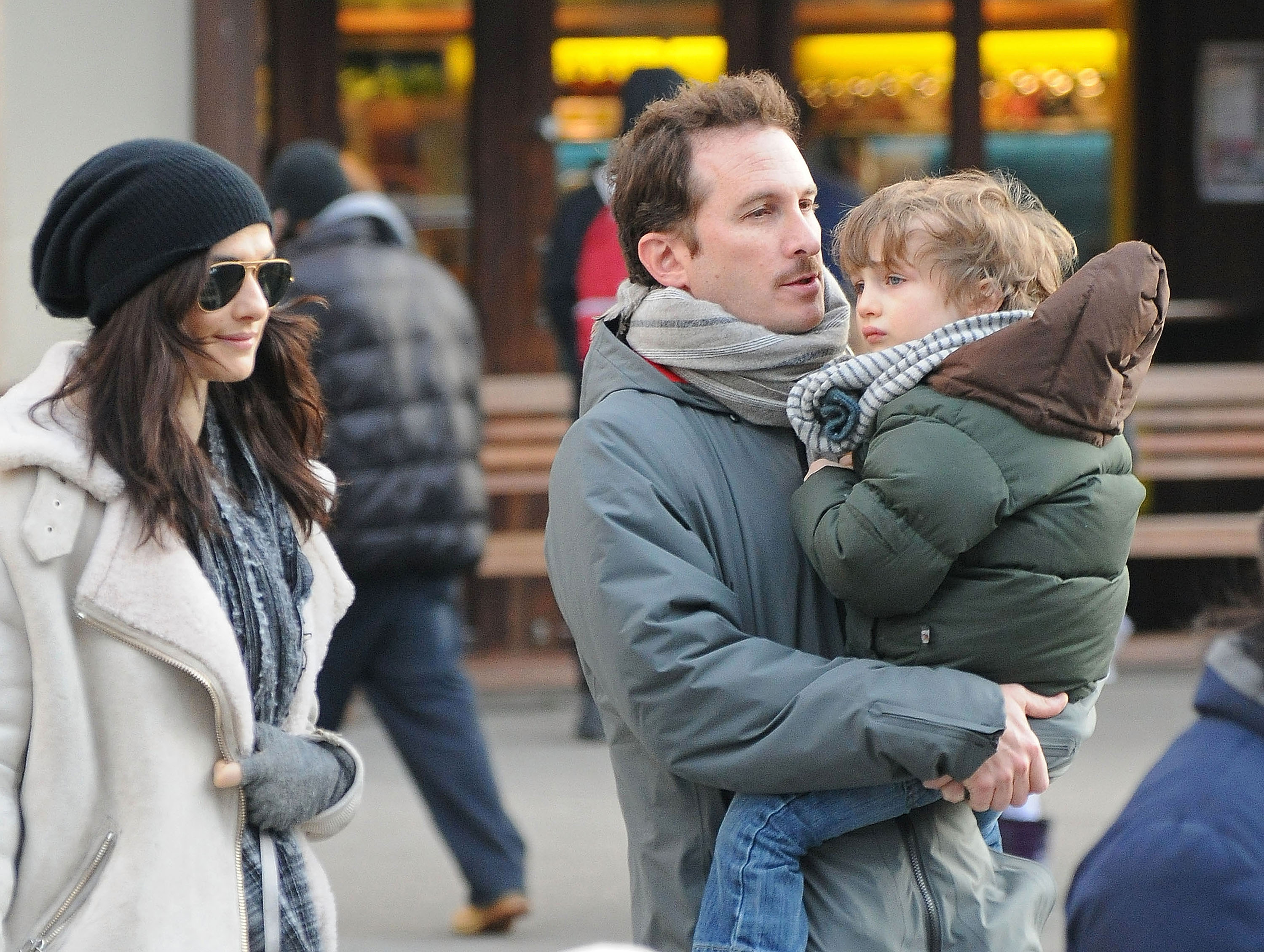 Rachel Weisz und Darren Aronofsky mit ihrem Sohn in New York am 5. Januar 2011. | Quelle: Getty Images