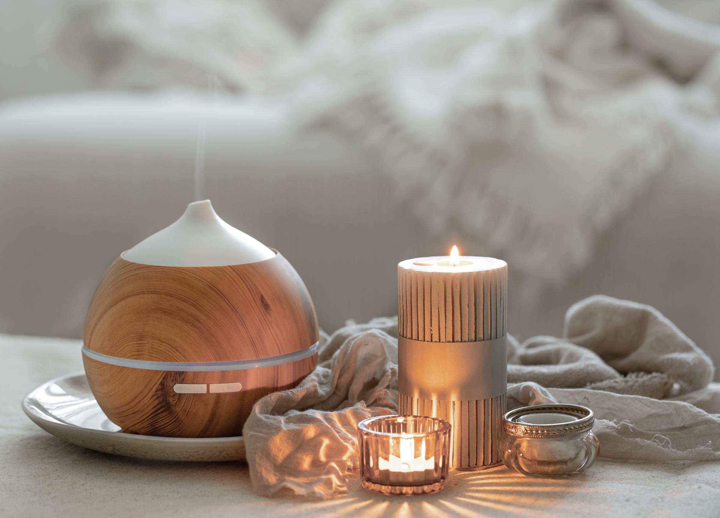 Diffuser und brennende Kerzen. | Quelle: Freepik
