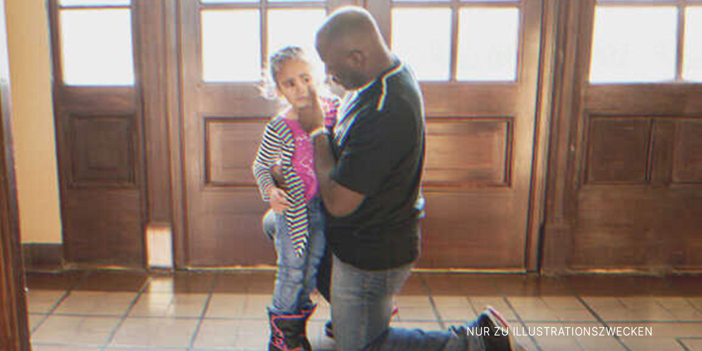 Ein Mann umarmt ein junges Mädchen in einem Hauseingang | Quelle: Getty Images