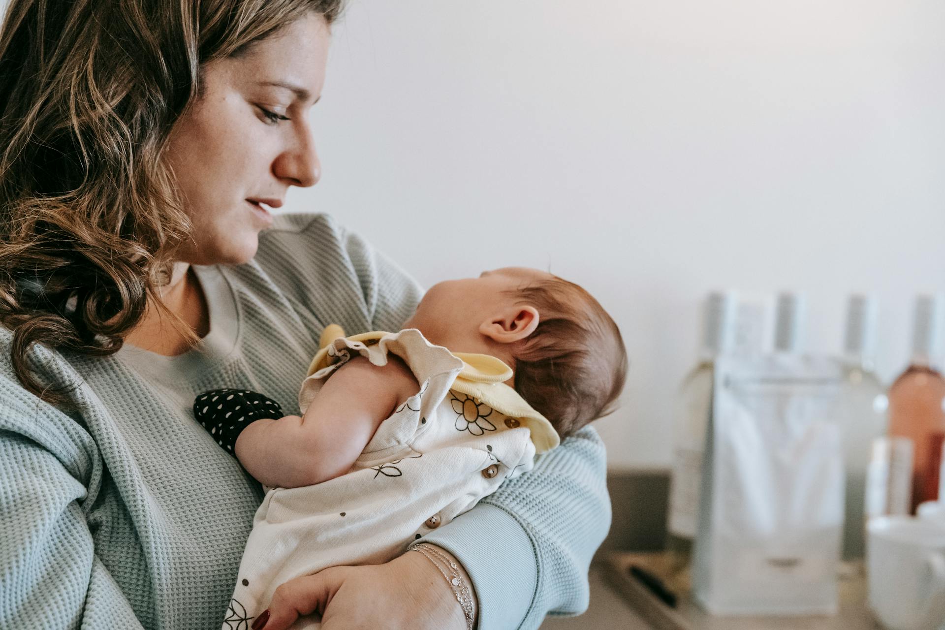 Eine Mutter, die ihr Baby im Arm hält | Quelle: Pexels