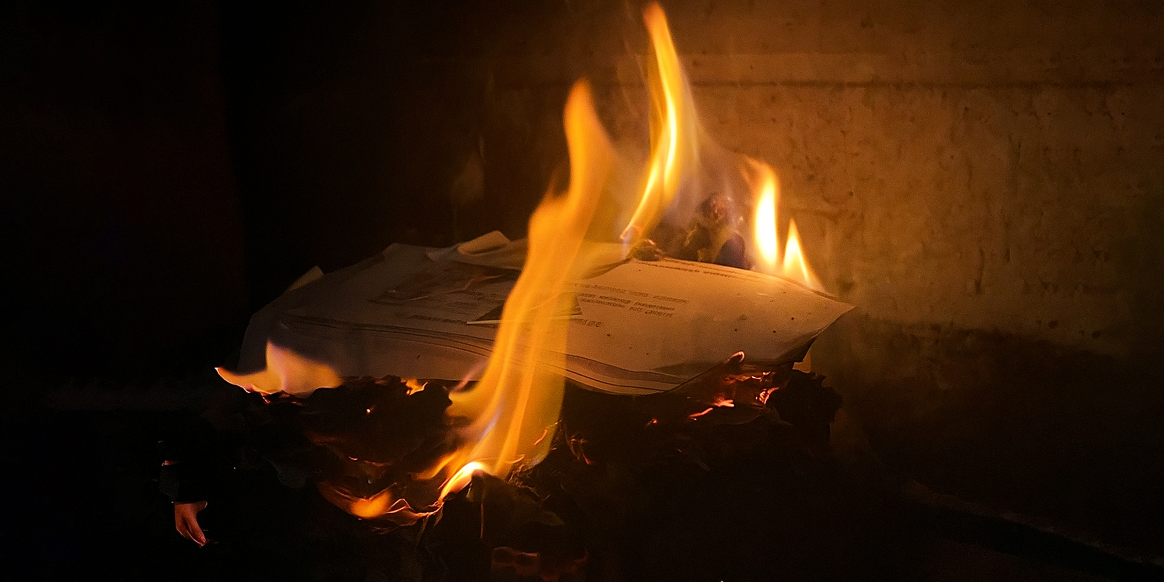 Brennende Dokumente im Kamin | Quelle: Pexels