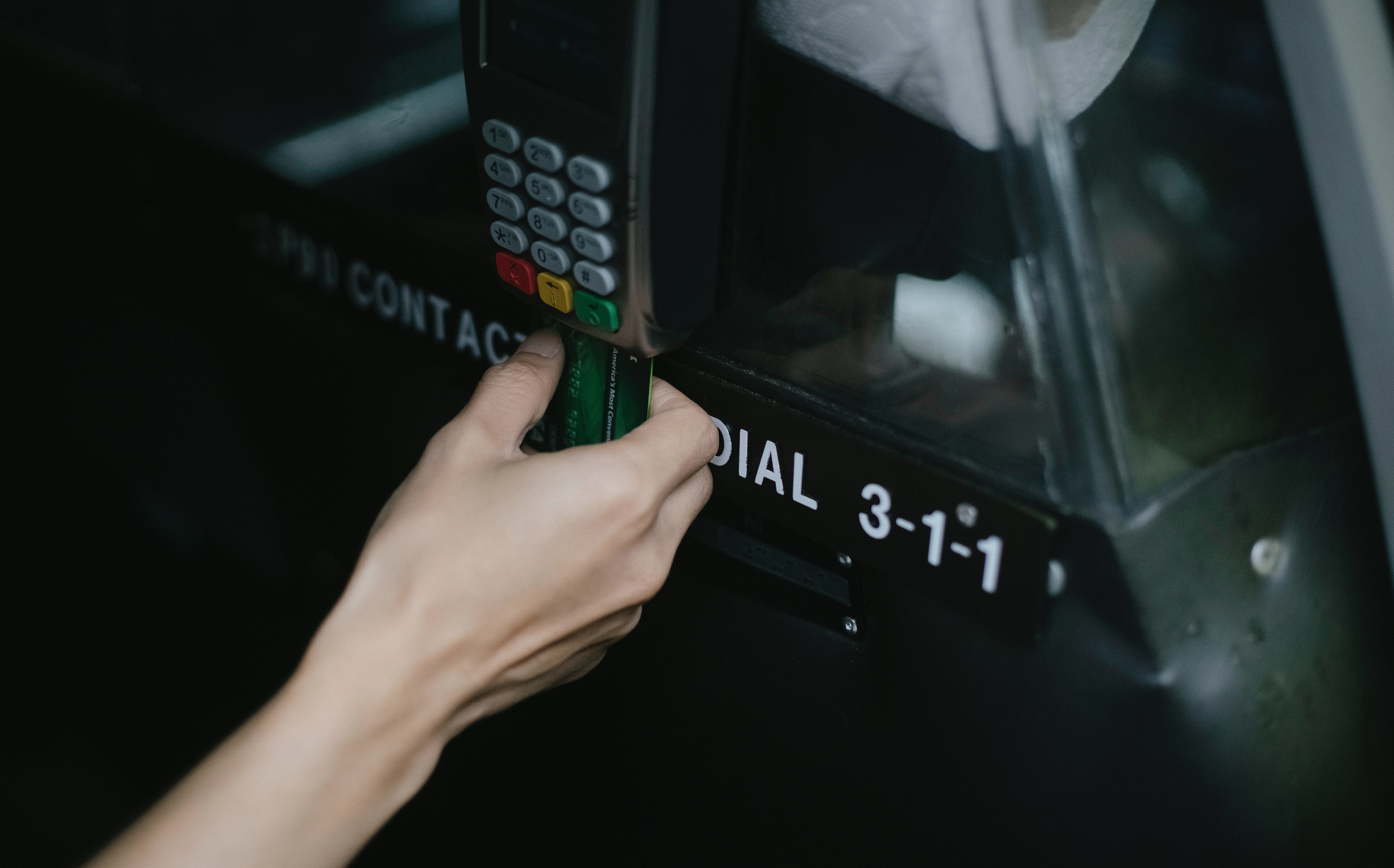 Ein Fahrgast benutzt einen Kartenautomaten. | Quelle: Pexels