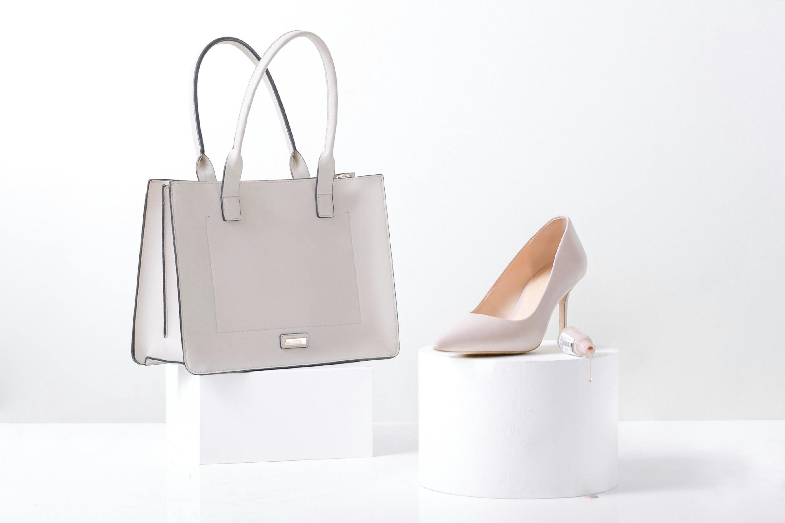 Eine Tasche und eine Sandale in der Auslage | Quelle: Pexels