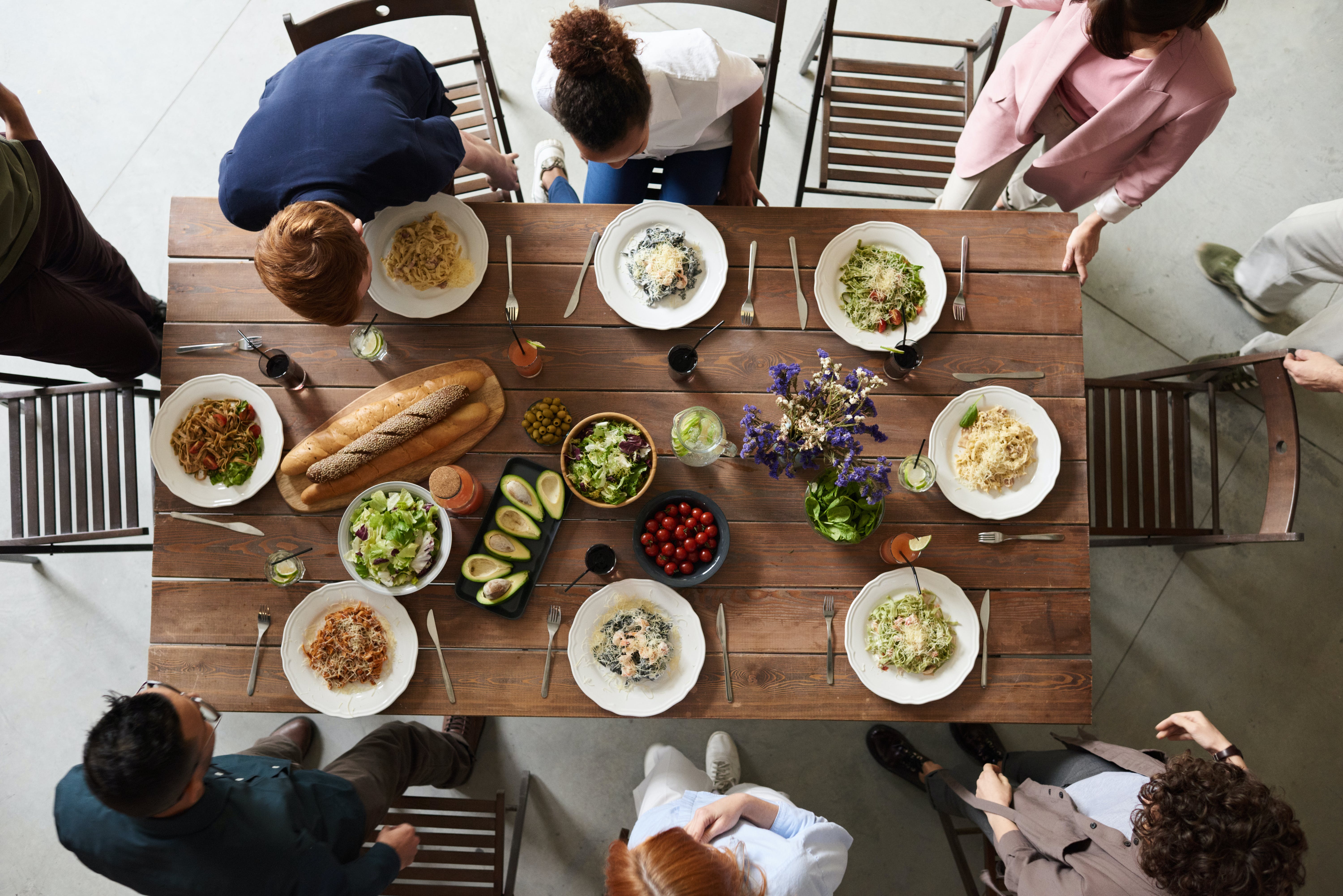 Freunde, die gemeinsam eine Mahlzeit einnehmen | Quelle: Pexels