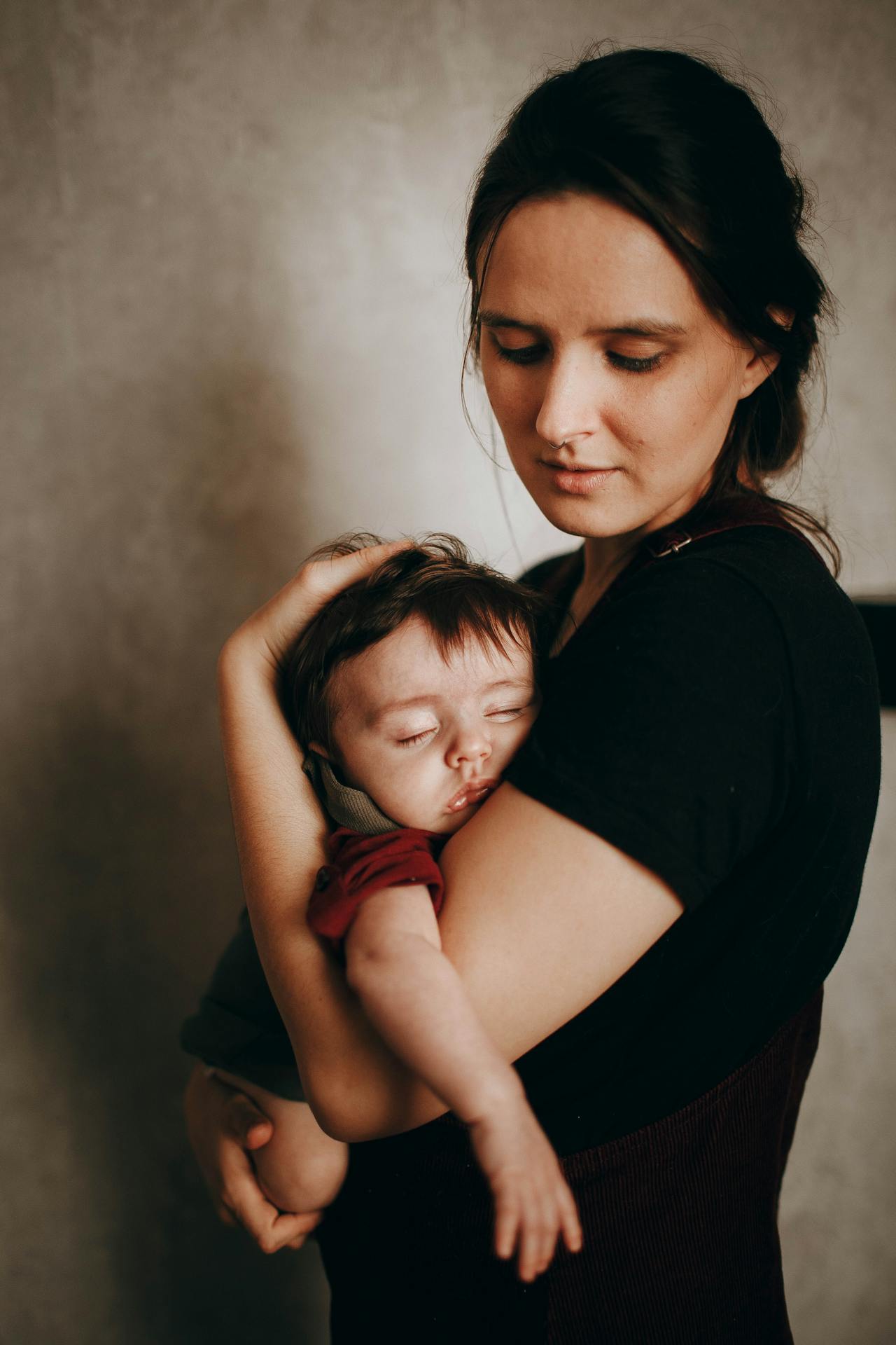 Eine Frau hält einen kleinen Jungen im Arm | Quelle: Pexels