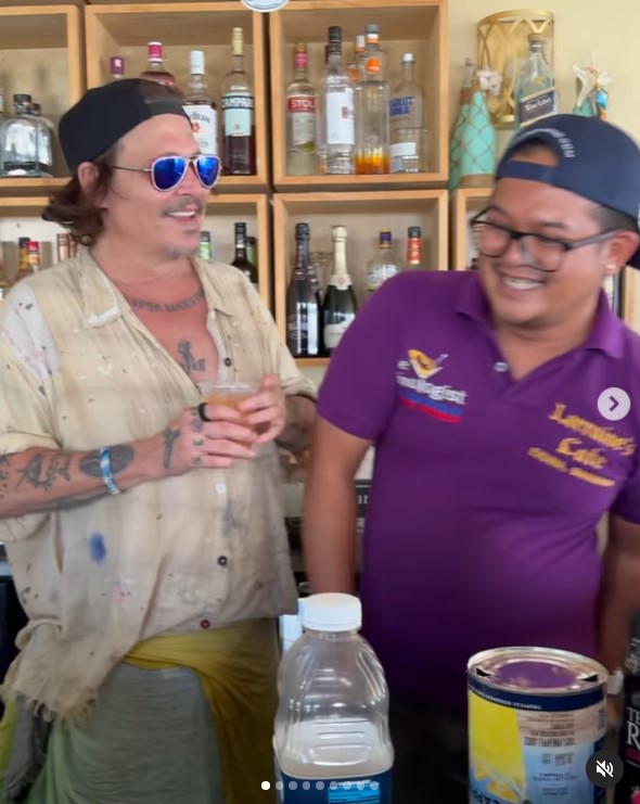 Johnny Depp und @killerbartender in Lorraine's Cafe & High Tide in Exuma, Bahamas, am 30. August 3034 | Quelle: Instagram/killerbartender