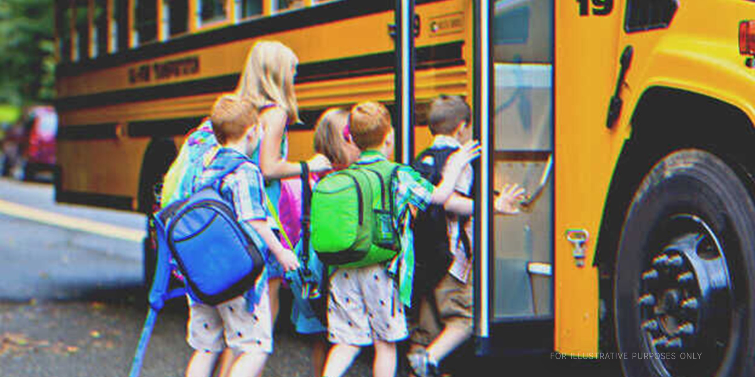 Kinder steigen in ein Bus ein | Quelle: Shutterstock